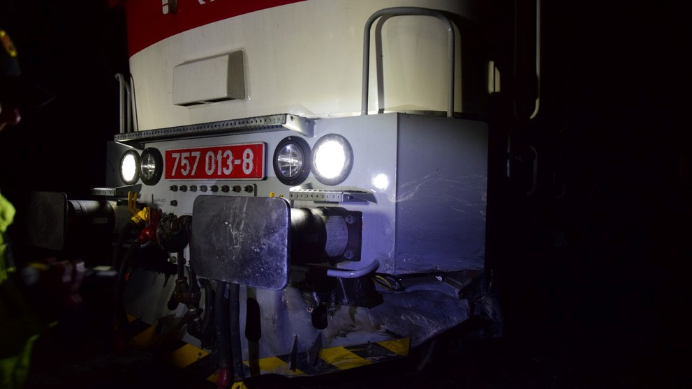 Po nehode sa auto ocitlo na koľajniciach, chvíľu na to ho prebúral vlak