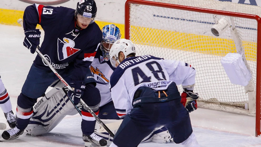 zľava Václav Nedorost (Slovan) a brankár Vasiľ Košečkin (Metallurg) a Jevgenyj Birjukov (Metallurg).