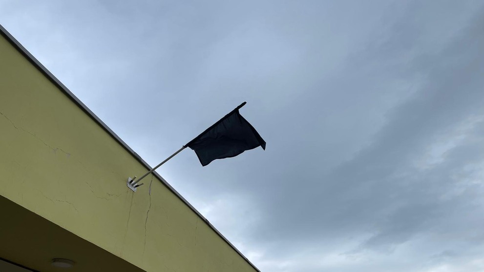 Na internáte vyvesili čiernu vlajku