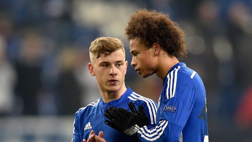 Talent tímu FC Schalke 04 Max Meyer (vľavo) a Leroy San debatujú počas zápasu EL UEFA proti APOEL Nikózia.