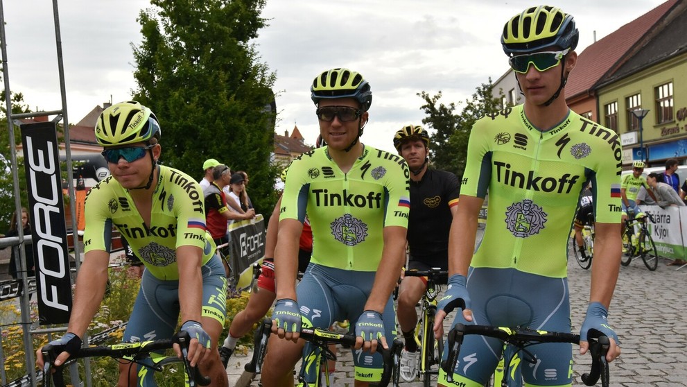 Zľava: Juraj Sagan, Michael Kolář a Erik Baška (všetci Tinkoff Team) pred štartom cestných pretekov na spoločných majstrovstvách