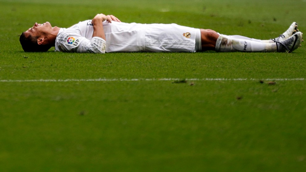 Portugalský futbalový útočník Realu Cristiano Ronaldo leží na ihrisku v zápase španielskej ligy.
