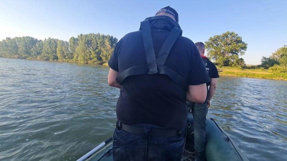 Polícia a ďalšie záchranné zložky prehľadávali brehy Váhu.