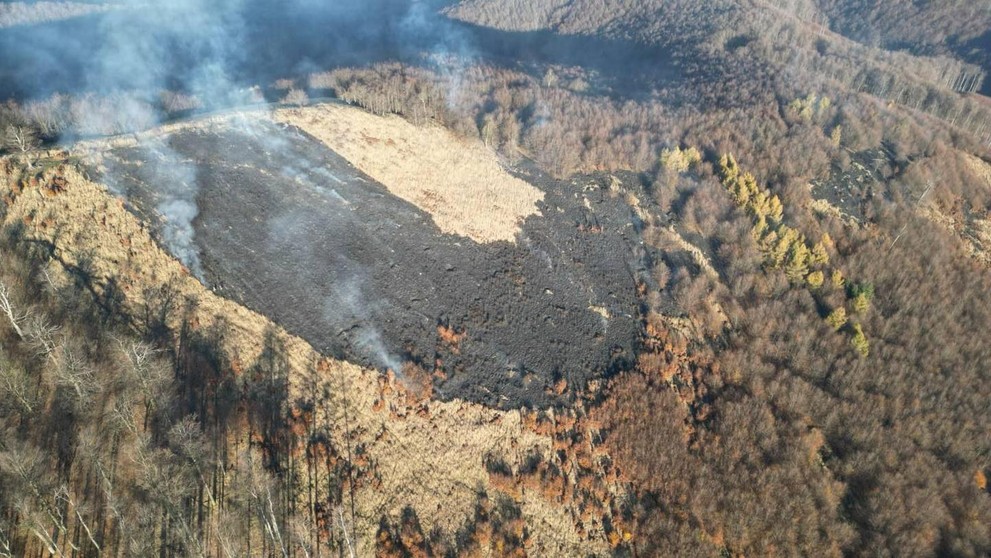 Pri požiari zasahujú desiatky hasičov.
