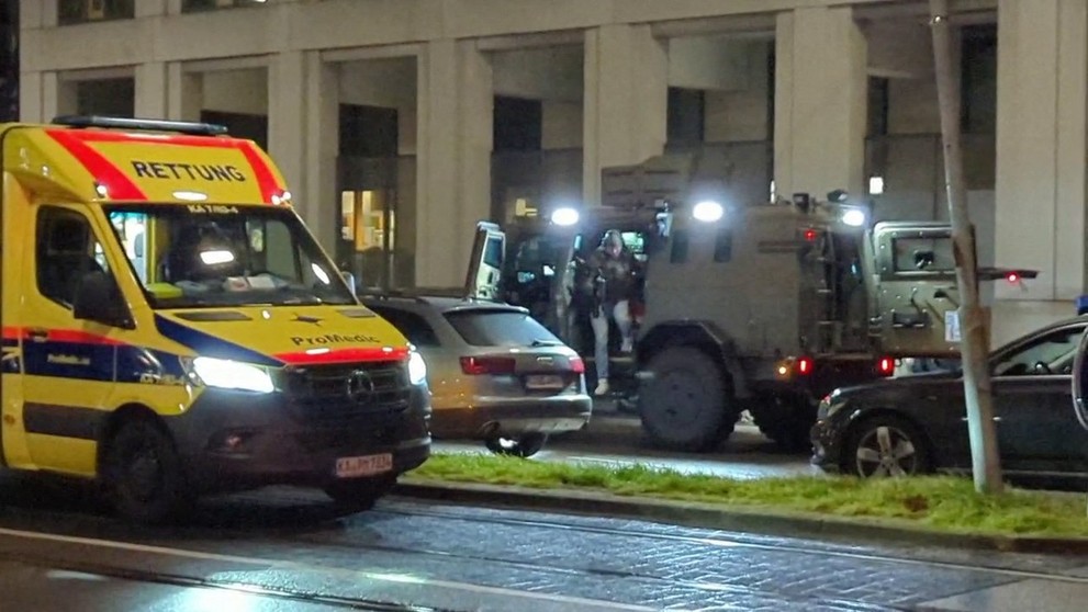 Policajti prichádzaju na miesto v špeciálnom opancierovanom aute.