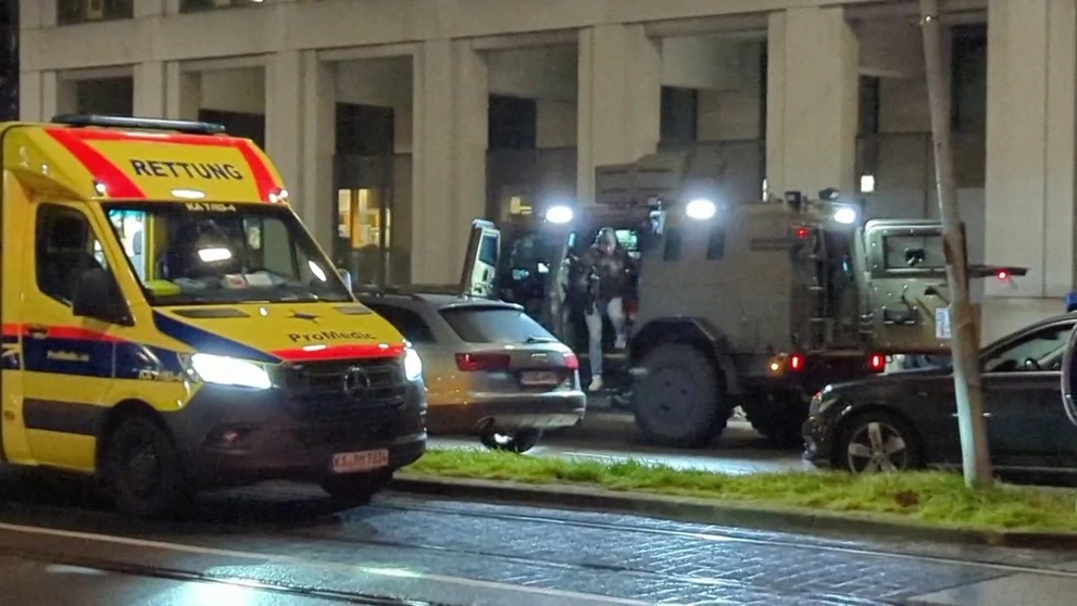 Policajti prichádzaju na miesto v špeciálnom opancierovanom aute.