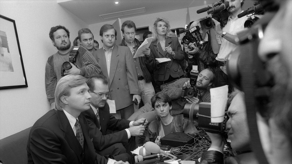 Na archívnej snímke z 5. októbra 1995 tlačová konferencia Michala Kováča ml. v hoteli Astron vo Viedni.