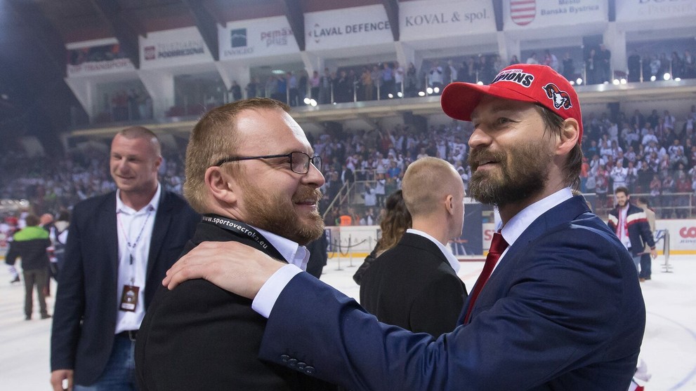 Na snímke hráči HC'05 iClinic Banská Bystrica oslavujú zisk historicky prvého majstrovského titulu