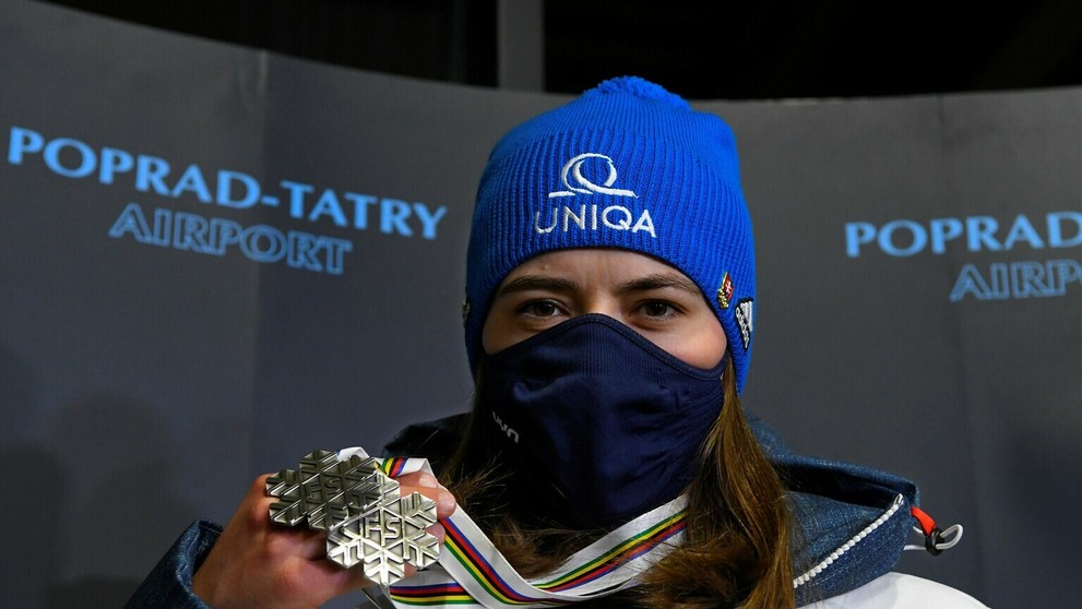 Filip Polášek (vľavo) a Ivan Dodig bozkávajú trofej pri víťazov Australian Open