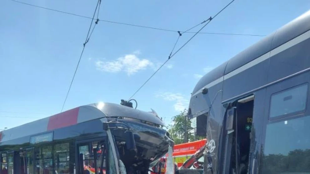 Zrážka električky s autobusom v Prahe.