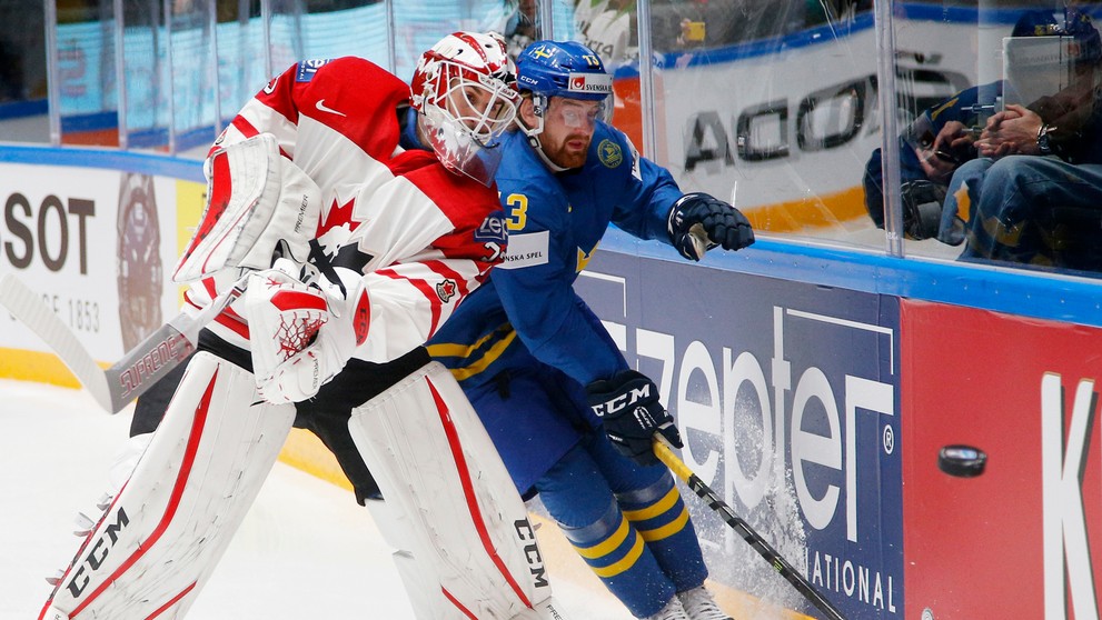 Švéd Mattias Ritola (vpravo) a kanadský brankár Cam Talbot bojujú o puk pri mantineli vo štvrťfinále MS v Rusku.