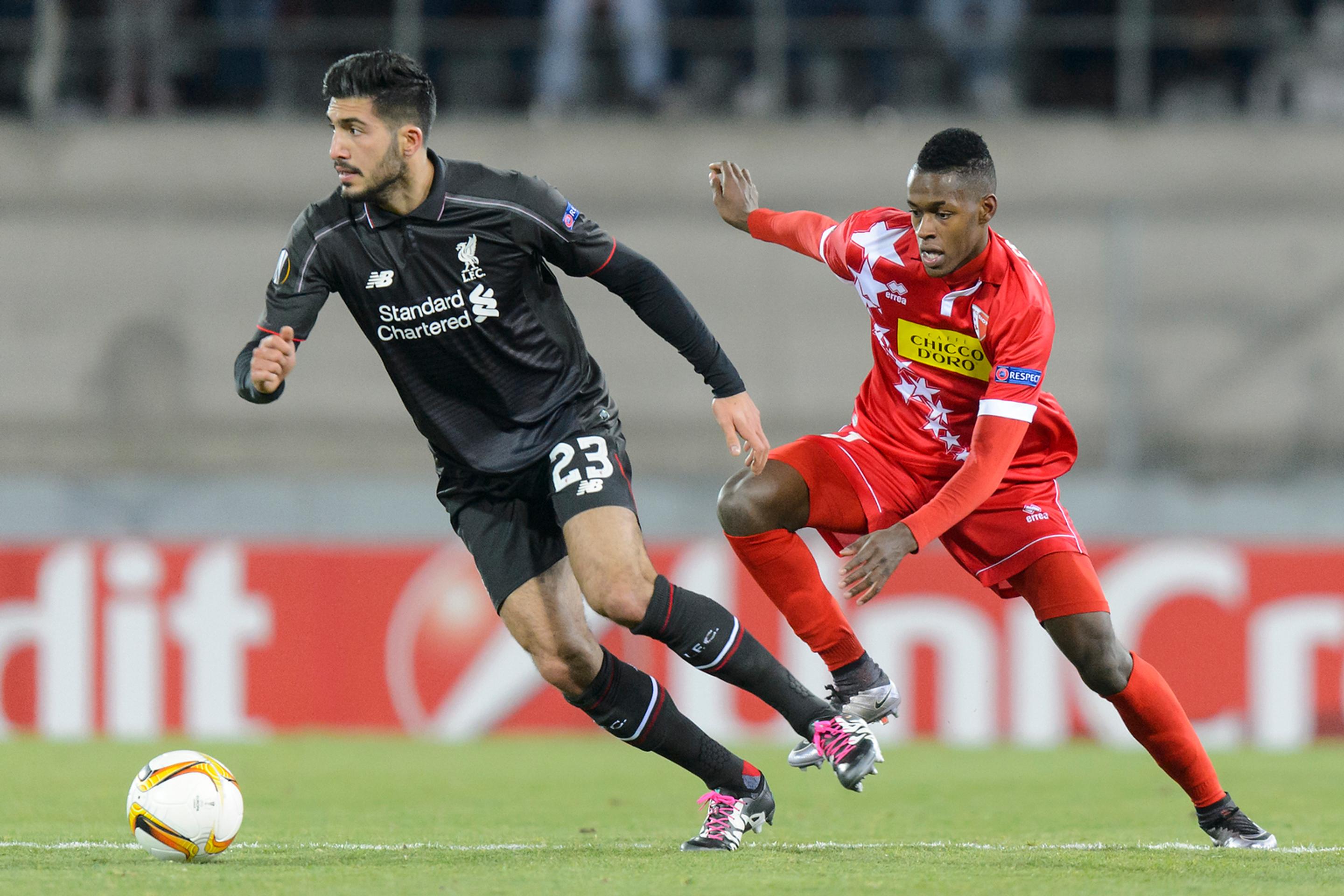 Na snímke hráč Sionu Edimilson Fernandes (vpravo) a hráč Liverpoolu Emre Can