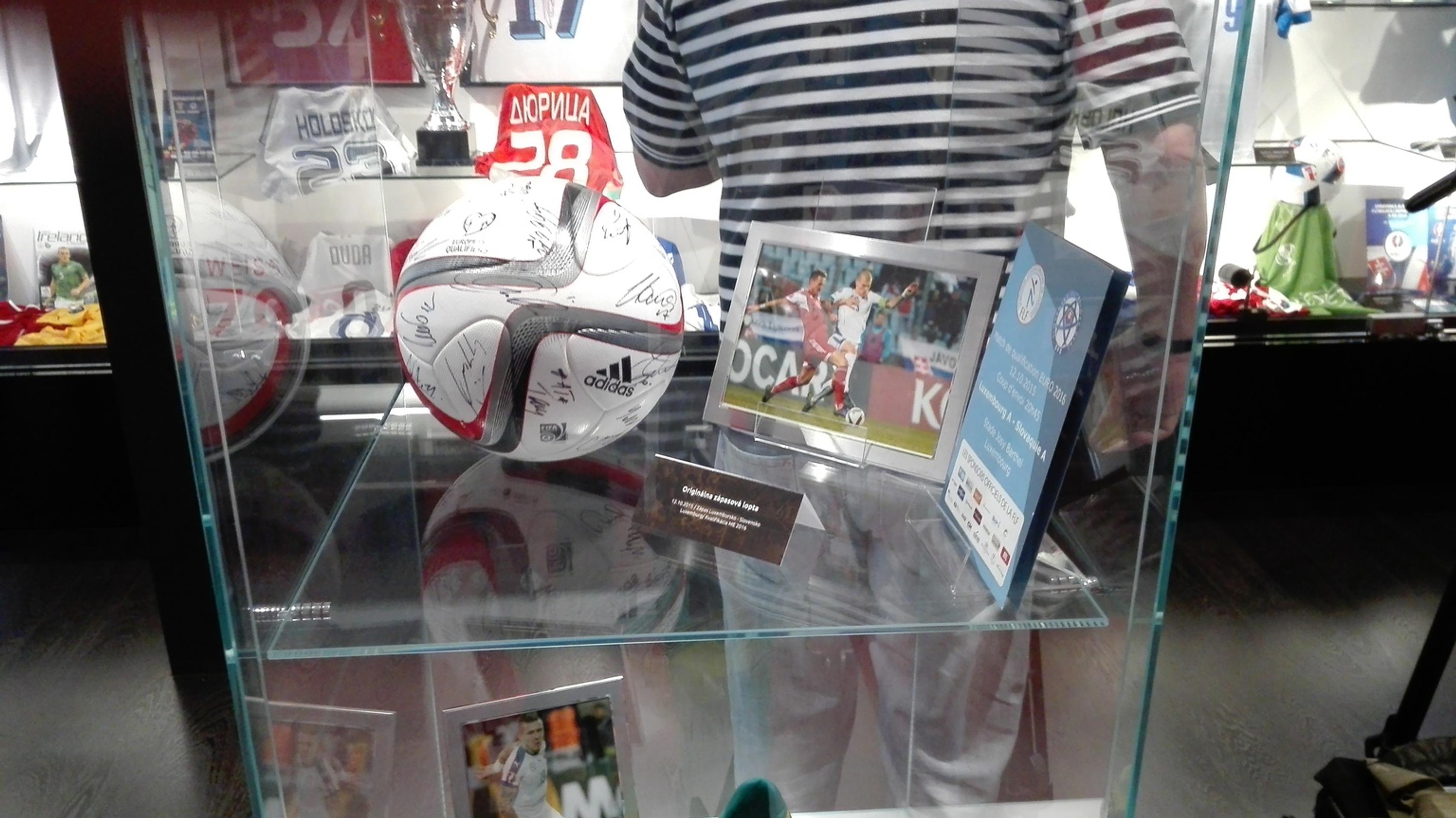 Originálna zápasová lopta z kvalifikačného zápasu na ME 2016 Luxembursko - Slovensko.