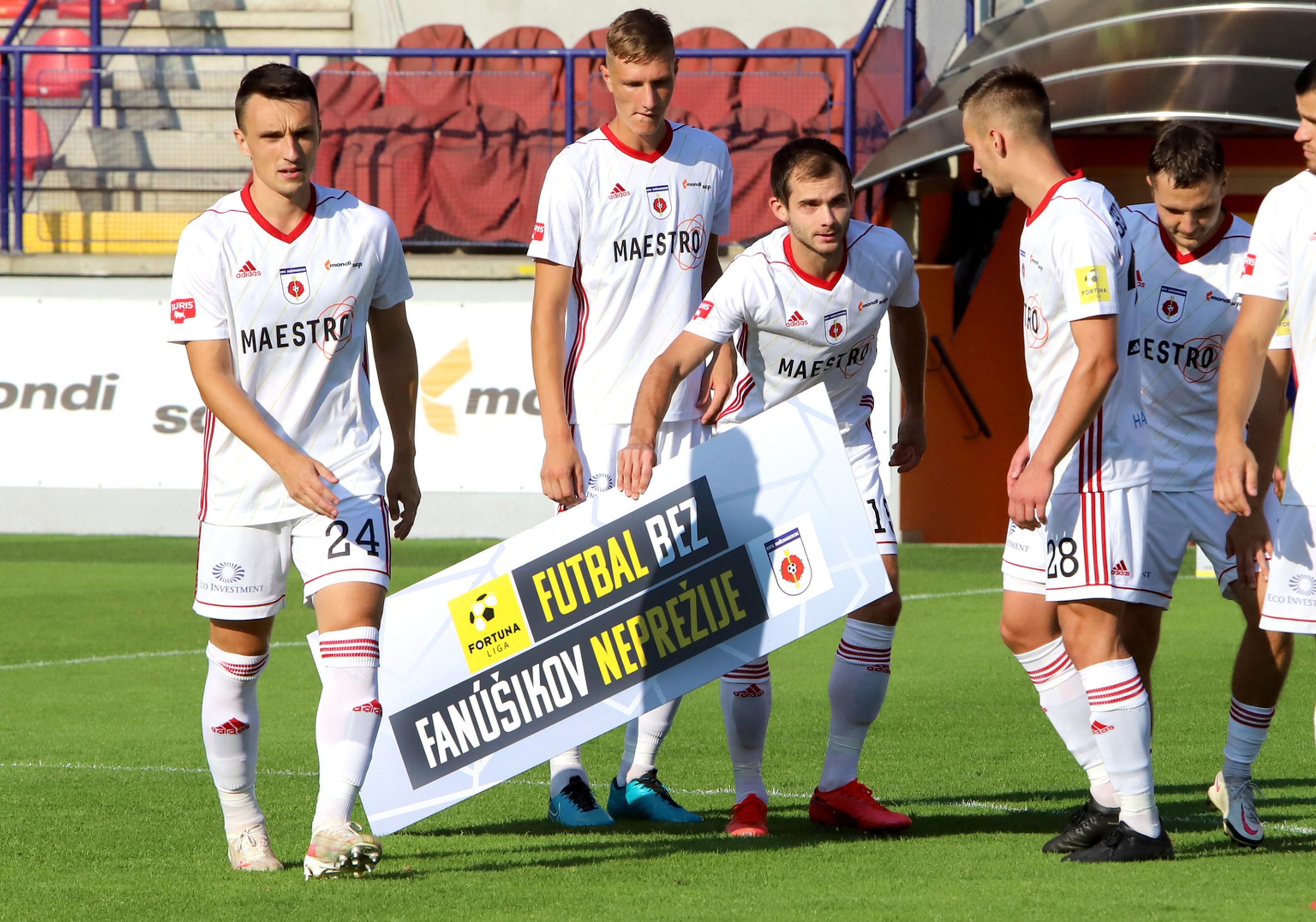 Na snímke hráči Ružomberka prišli s tabuľou Futbal bez fanúšikov neprežije pred zápasom MFK Ružomberok – FK Senica.