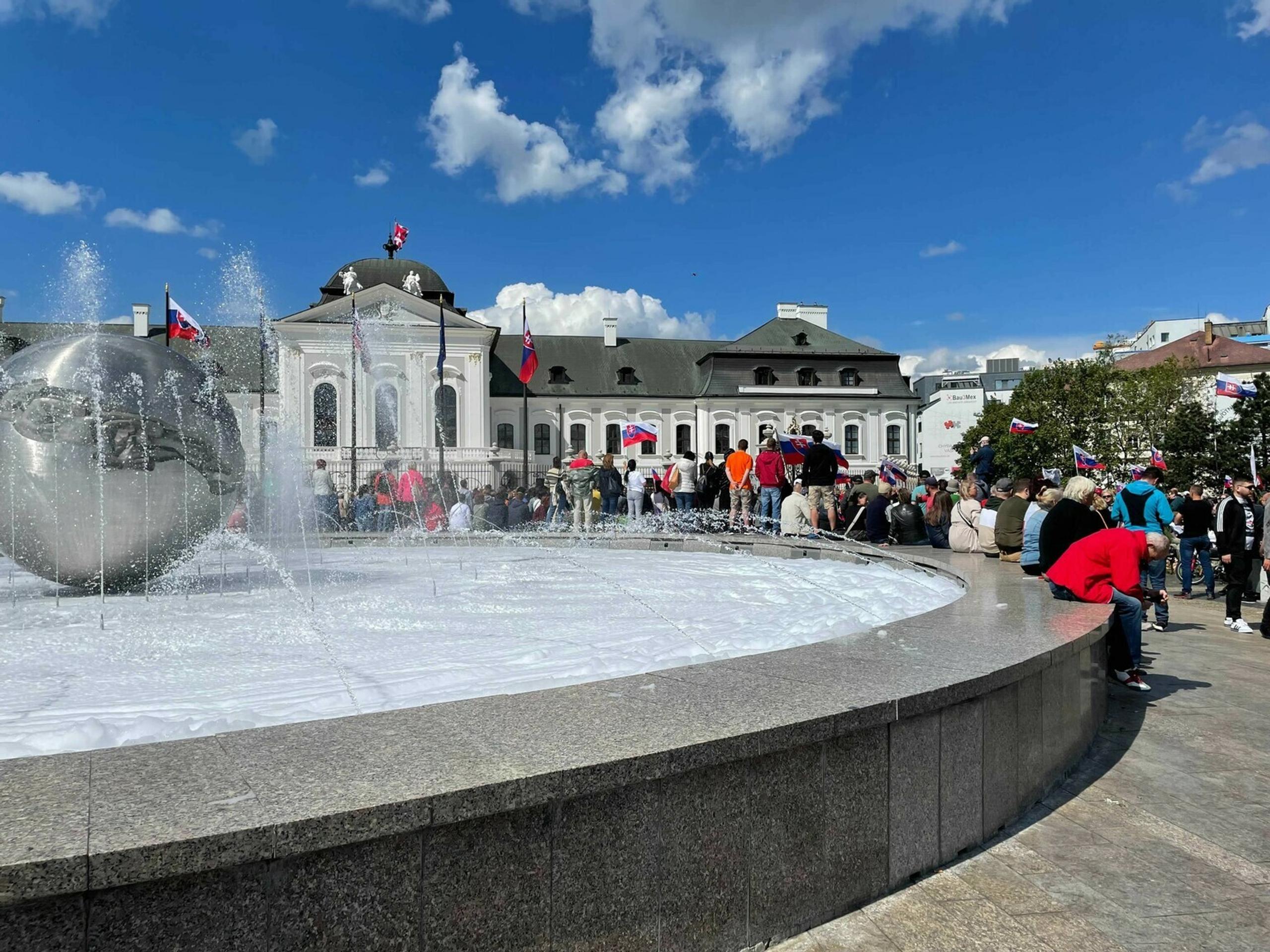 Protest pred Prezidentským palácom.