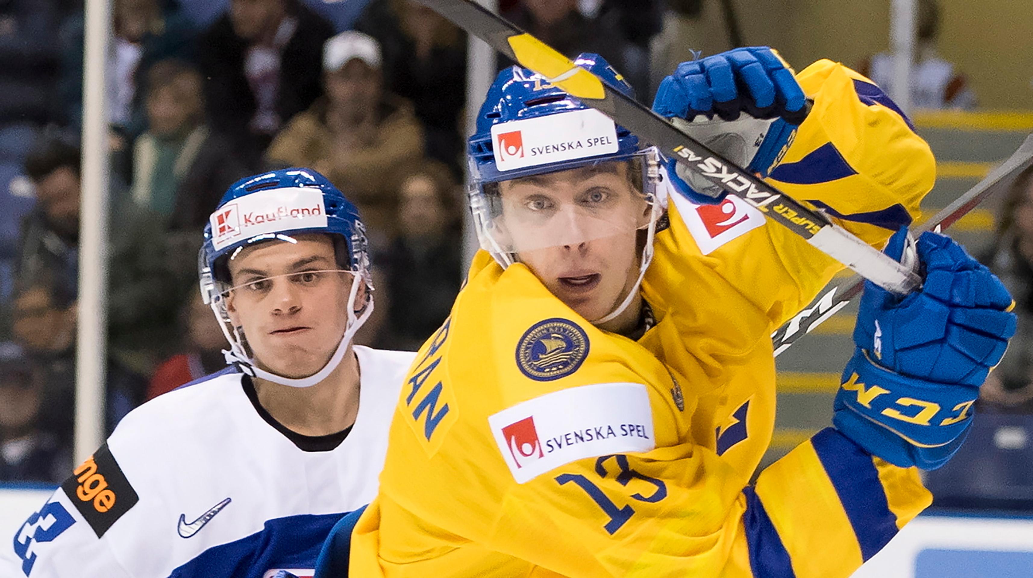 Švéd Emil Bemstrom pred gólmanom Jurajom Sklenárom v dueli na MS do 20 rokov.