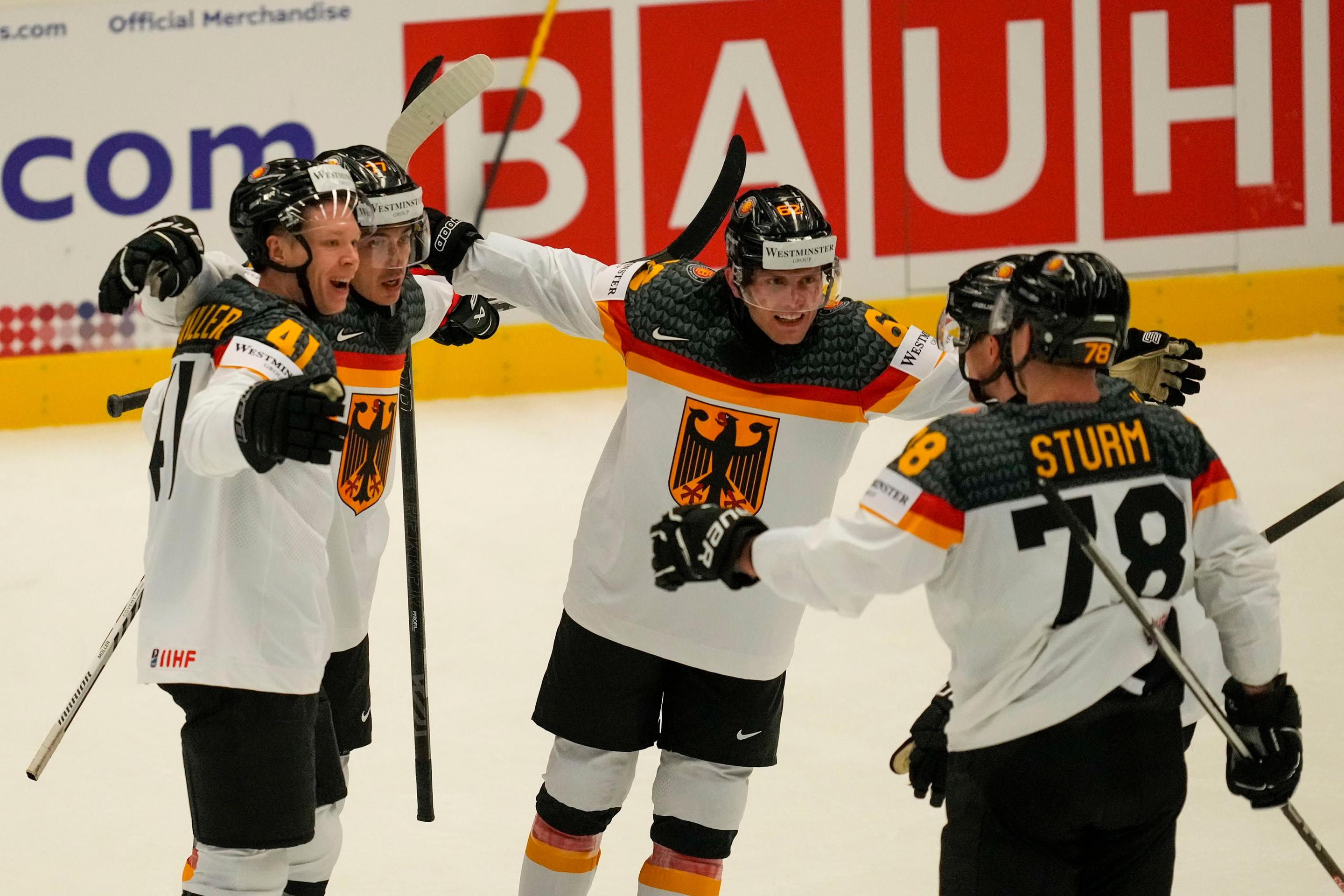 Nemci oslavujú gól Jonasa Mullera.