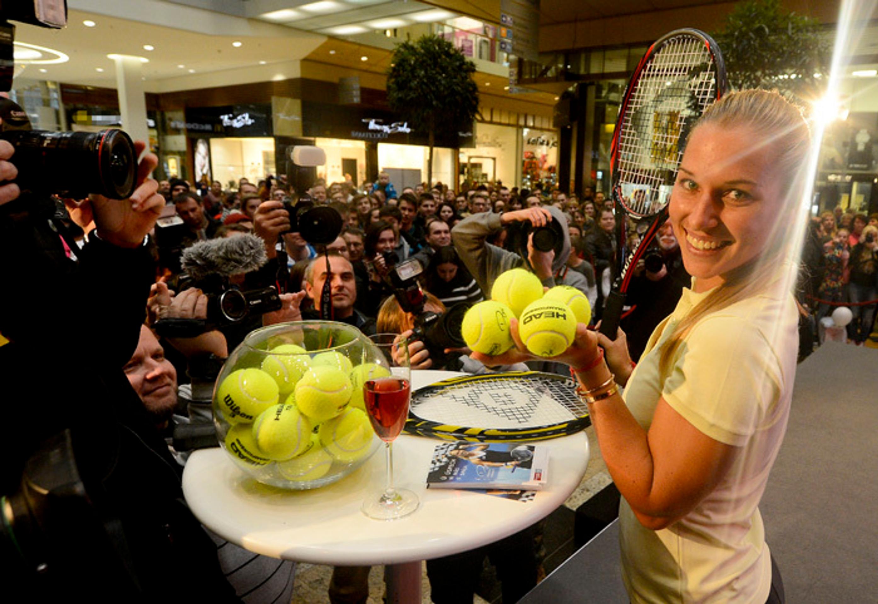 Cibulková s fanúšikmi
