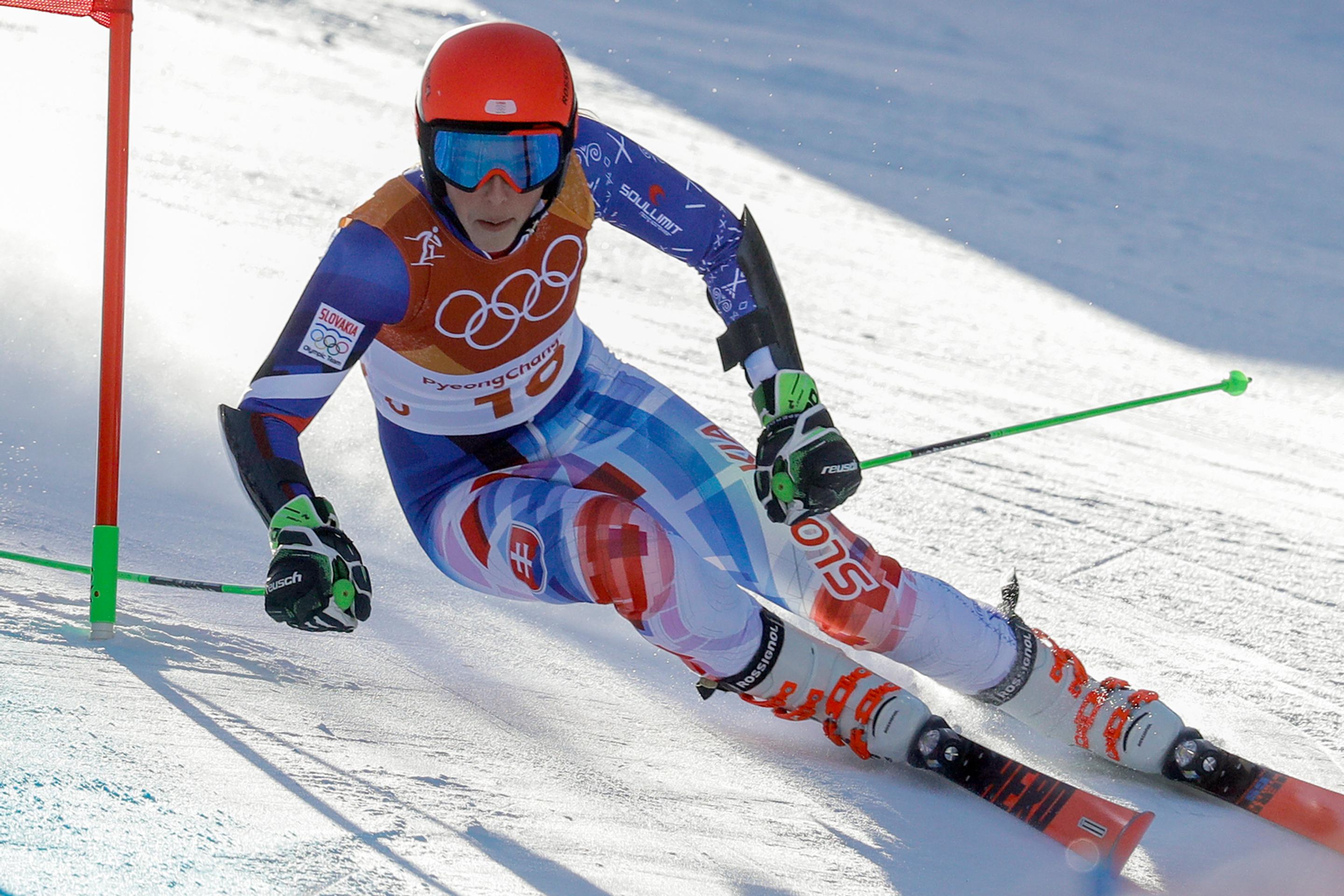 Fínsky tínedžer Eeli Tolvanen (v strede) oslavuje svoj gól v dueli na ZOH 2018 proti Nemecku so spoluhráčmi Samim Lepistöm (vľav