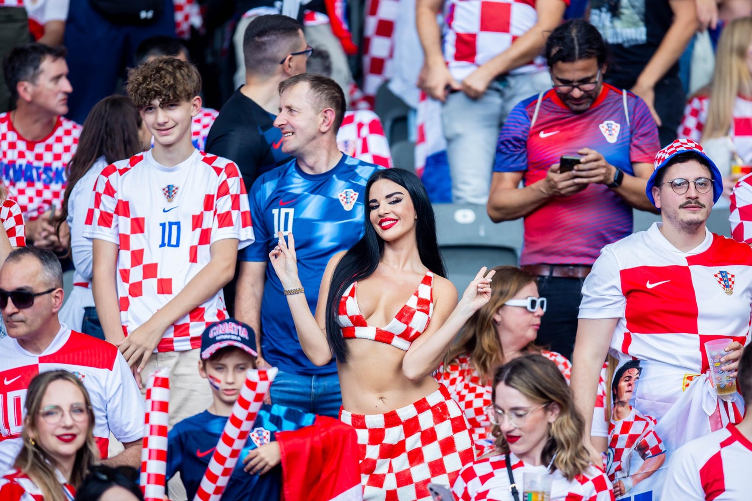 Ivana Knoll - najznámejšia fanúšička Chorvátska počas zápasu proti Španielsku.