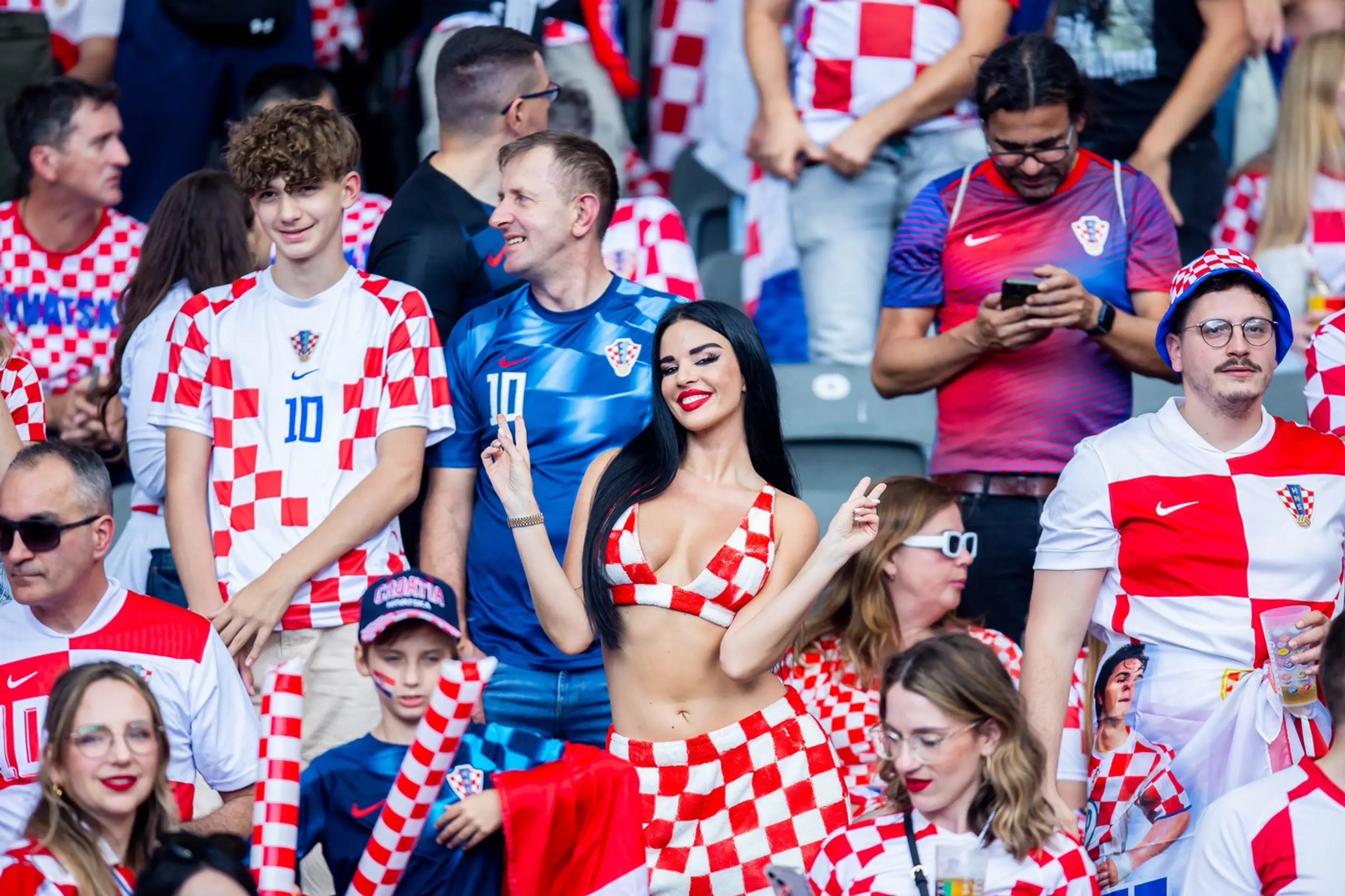 Ivana Knoll - najznámejšia fanúšička Chorvátska počas zápasu proti Španielsku.