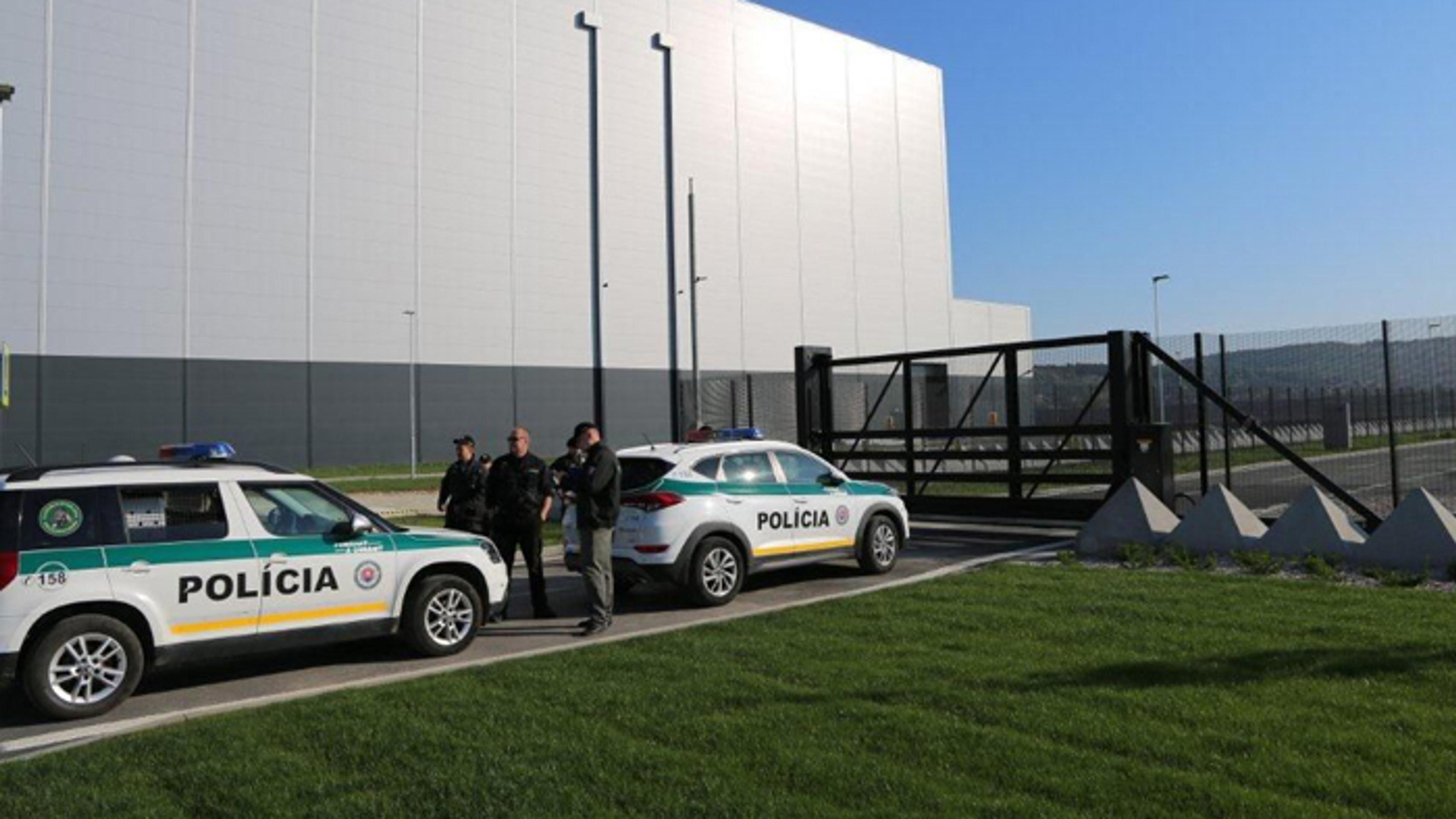 Haly v nitrianskom Jaguári prehľadávala polícia aj so psom.