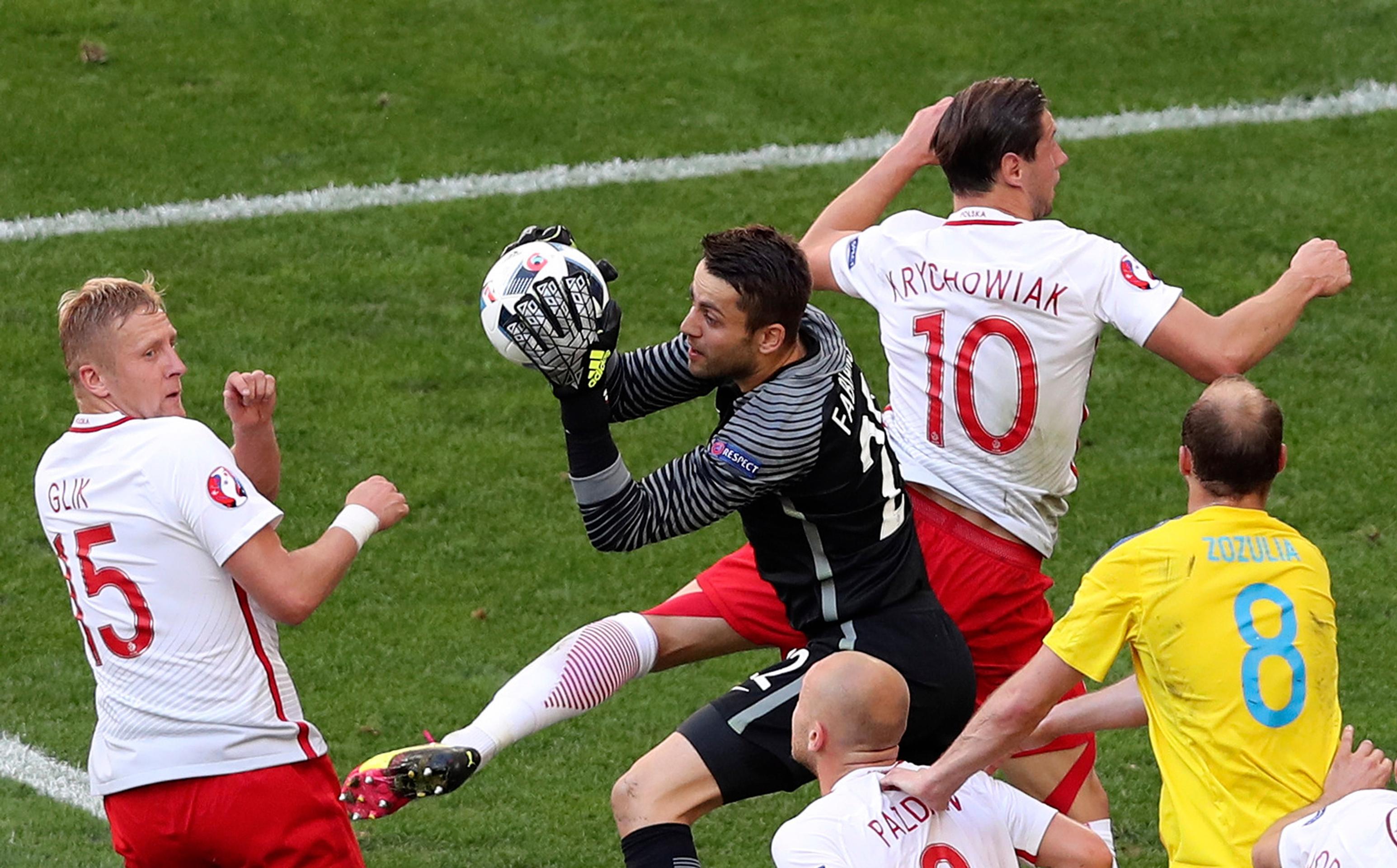 Poľský gólman Lukasz Fabianski chytá loptu v dueli proti Ukrajine na ME.