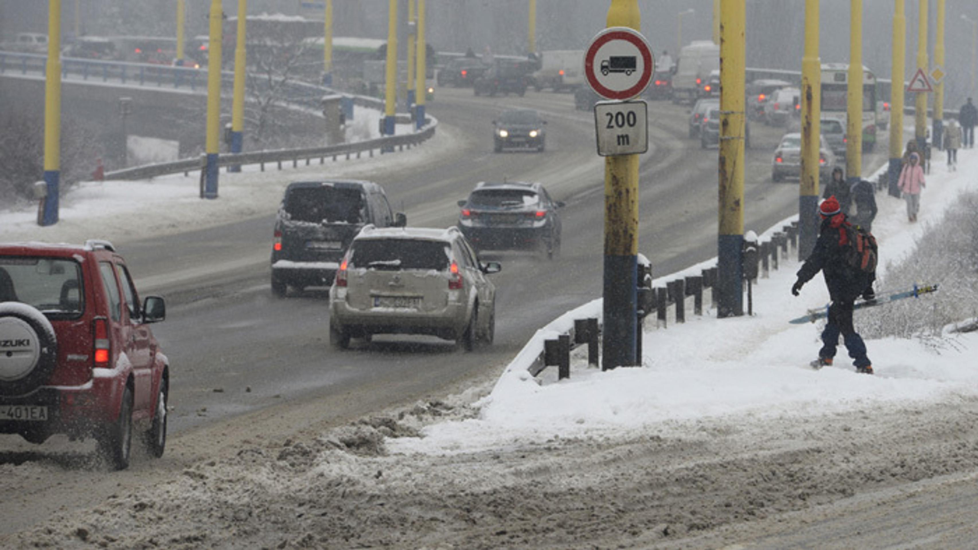 Autá na ceste hore na Furču tesne po tom, ako polícia uvoľnila zastavenú premávku.