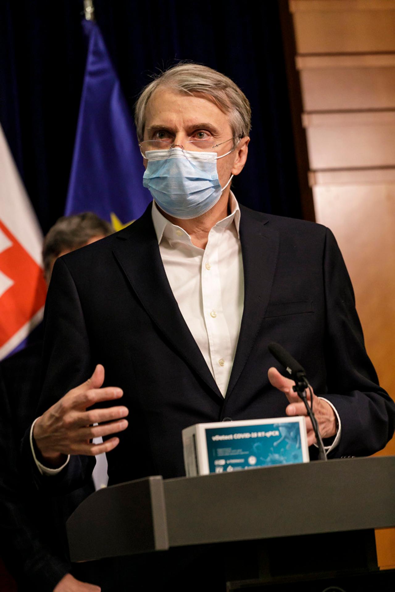 Zdravotné sestry ležia na zemi a zobrazujú kolegov, ktorí zomreli počas boja proti novému koronavírusu.