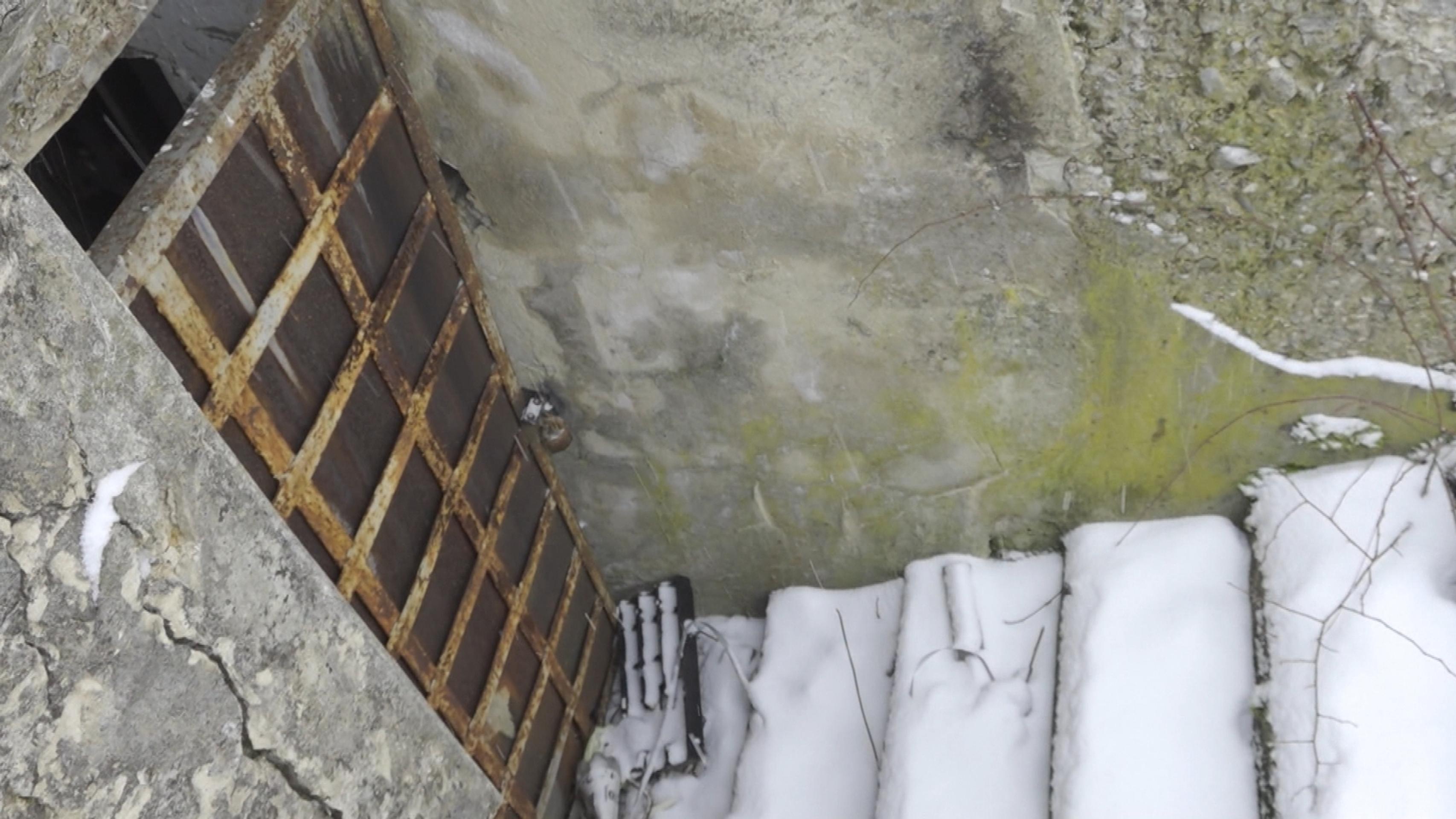 Robotické vozidlo Perseverance sa spúšťa na povrch Marsu.