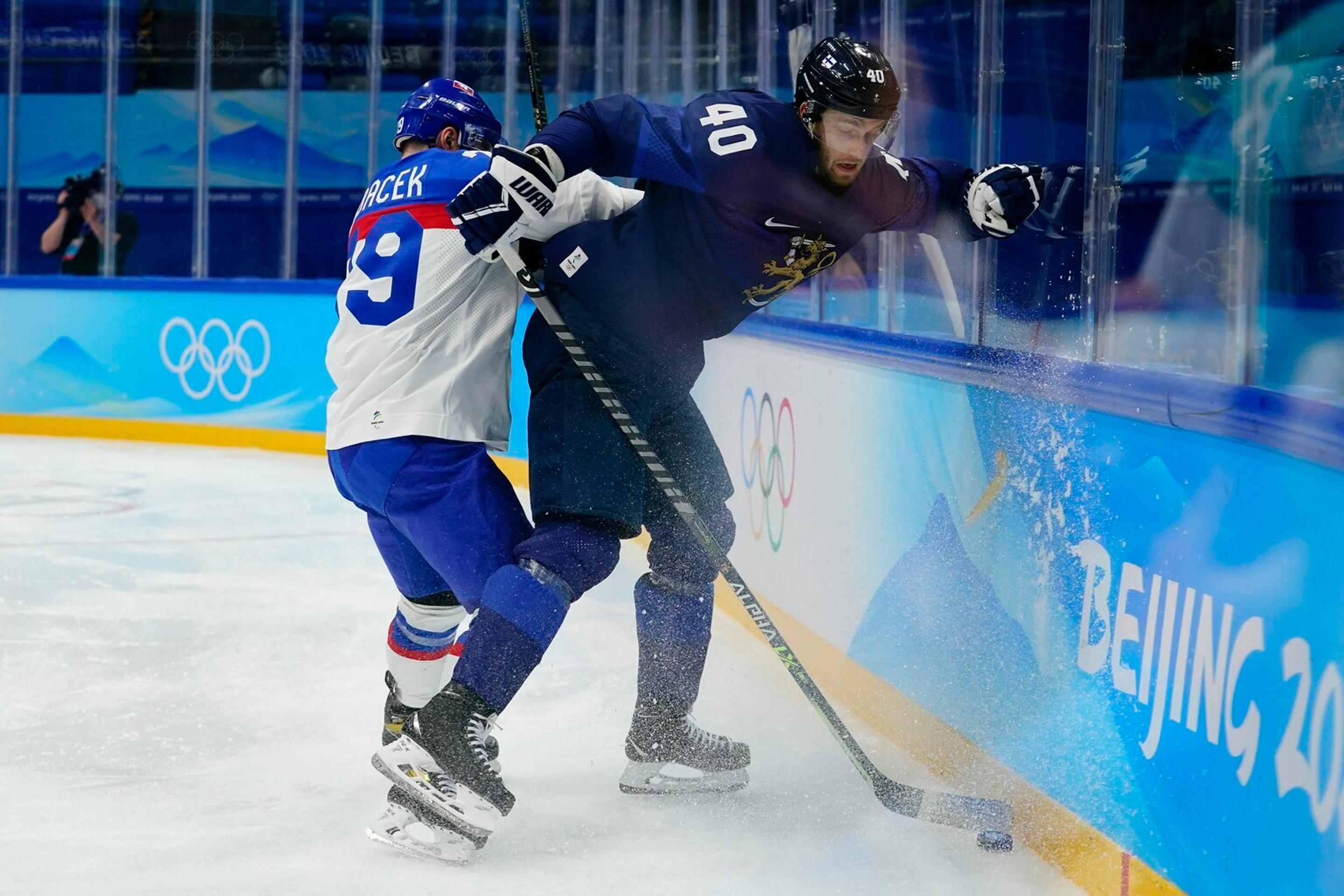 Zľava Libor Hudáček a Fín Petteri Lindbohm v dueli ZOH 2022.