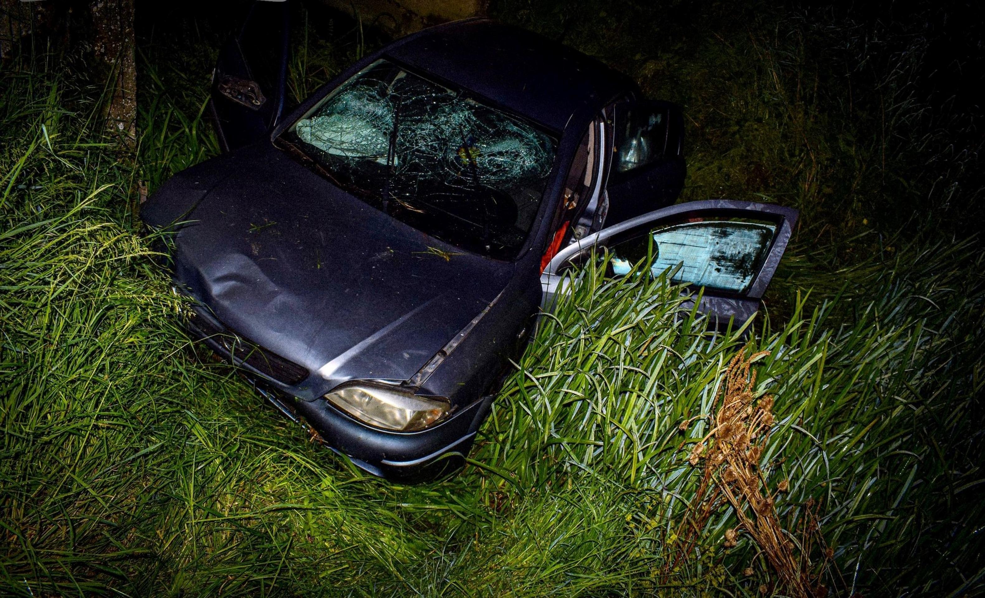 Opitý vodič bez vodičáku pri Leviciach viezol tri malé deti. Skončili v priekope pod mostom.