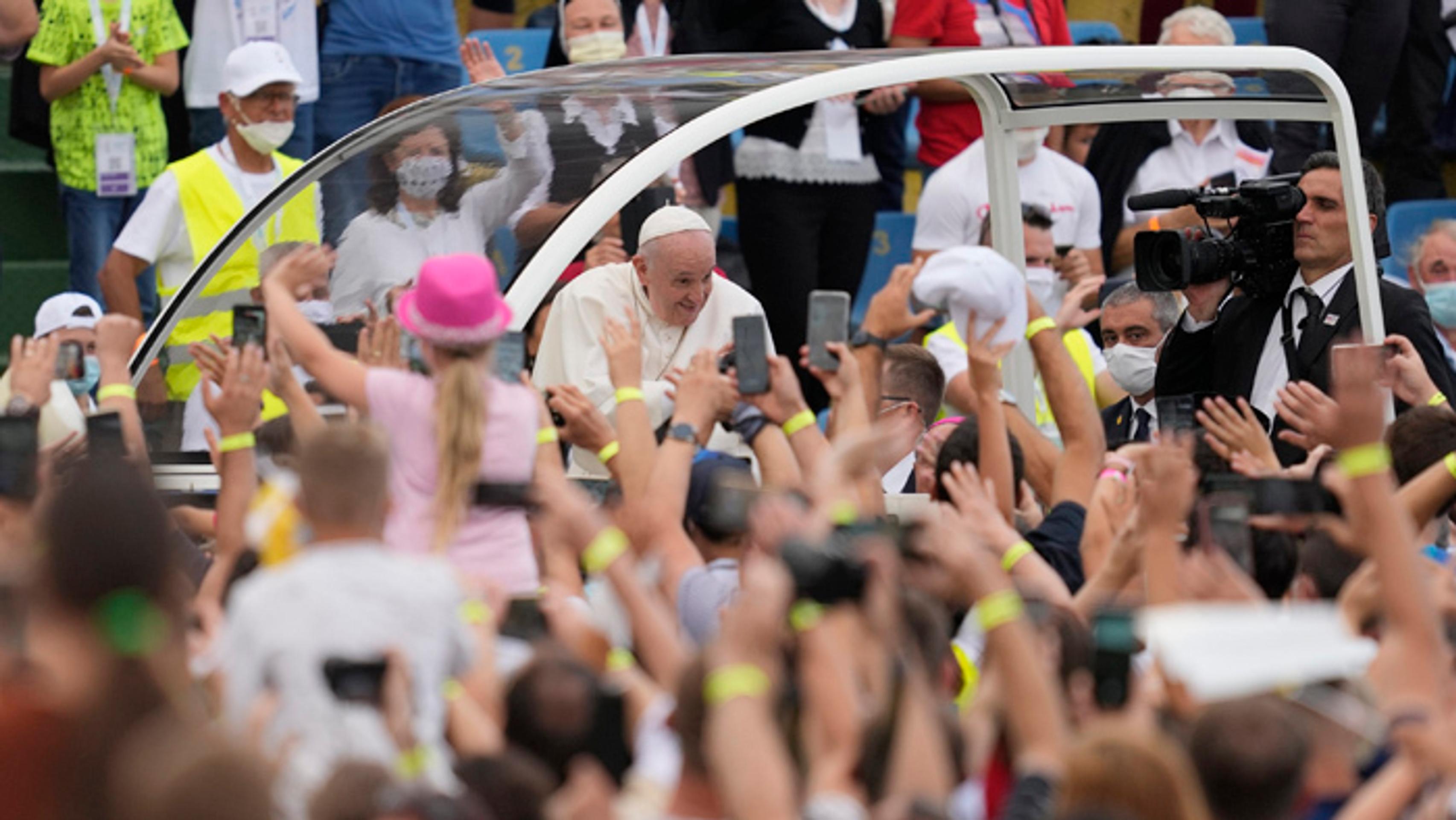 Pápež sa zdraví s veriami na košickom štadióne Lokomotívy.