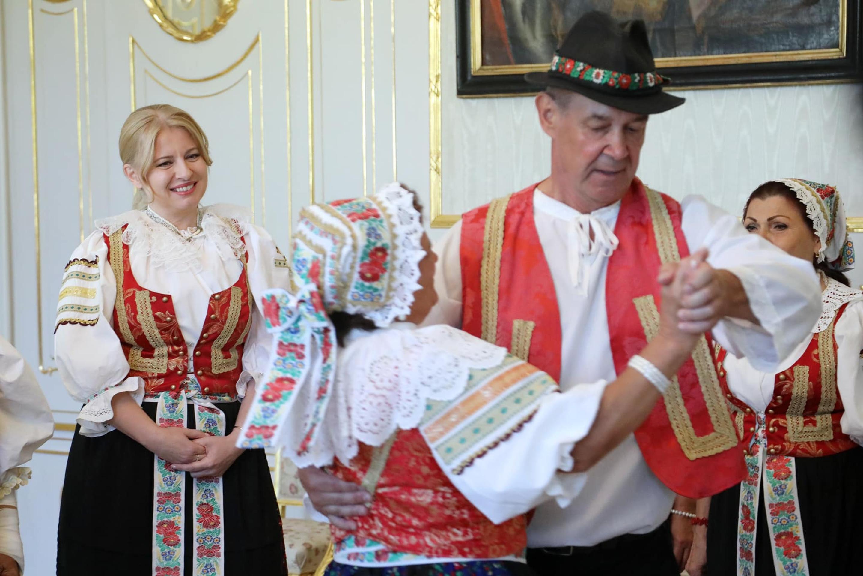 Členovia súboru aj tancovali