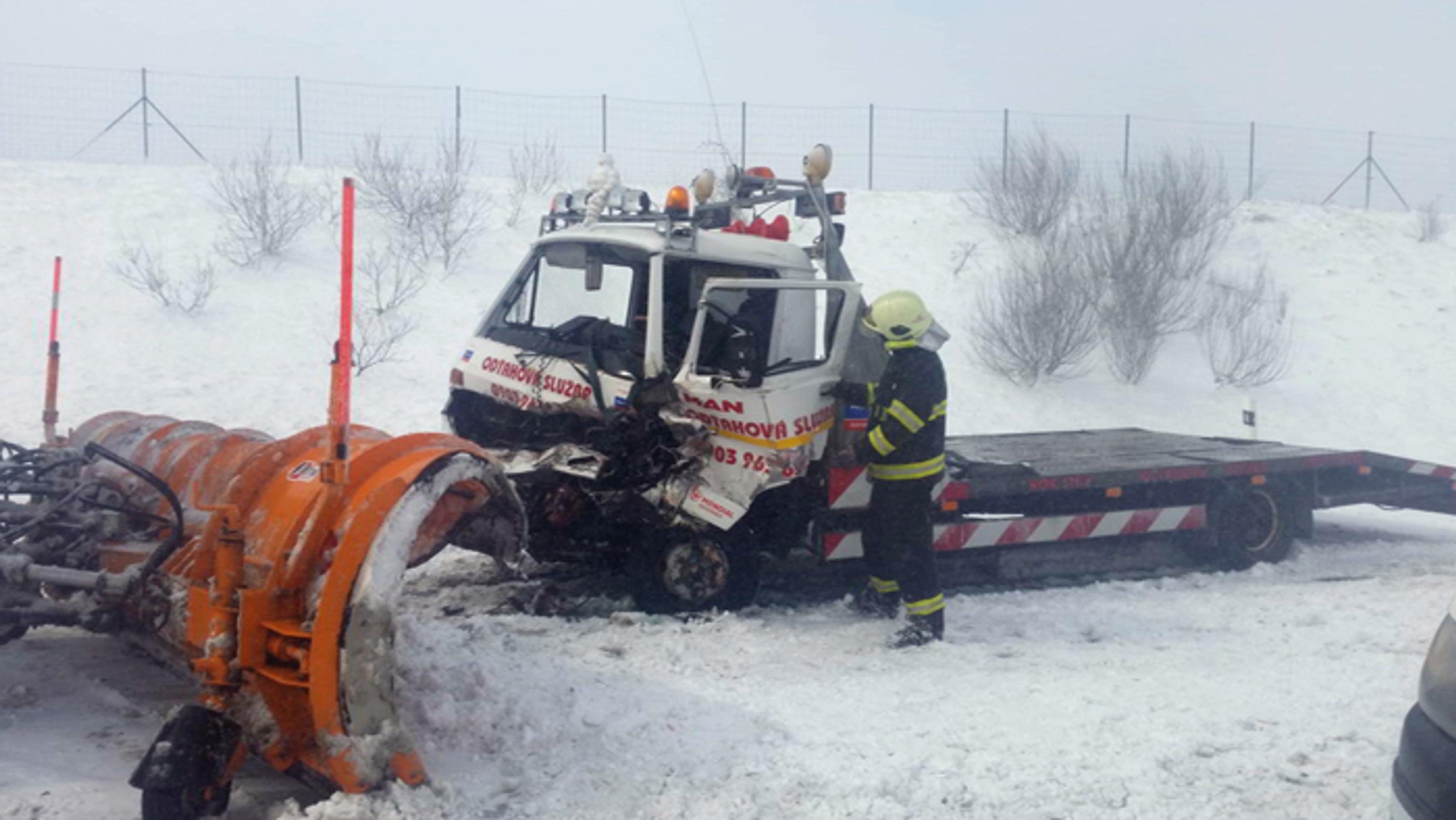 Vodič odťahovej služby sa zrazil so snežným pluhom.
