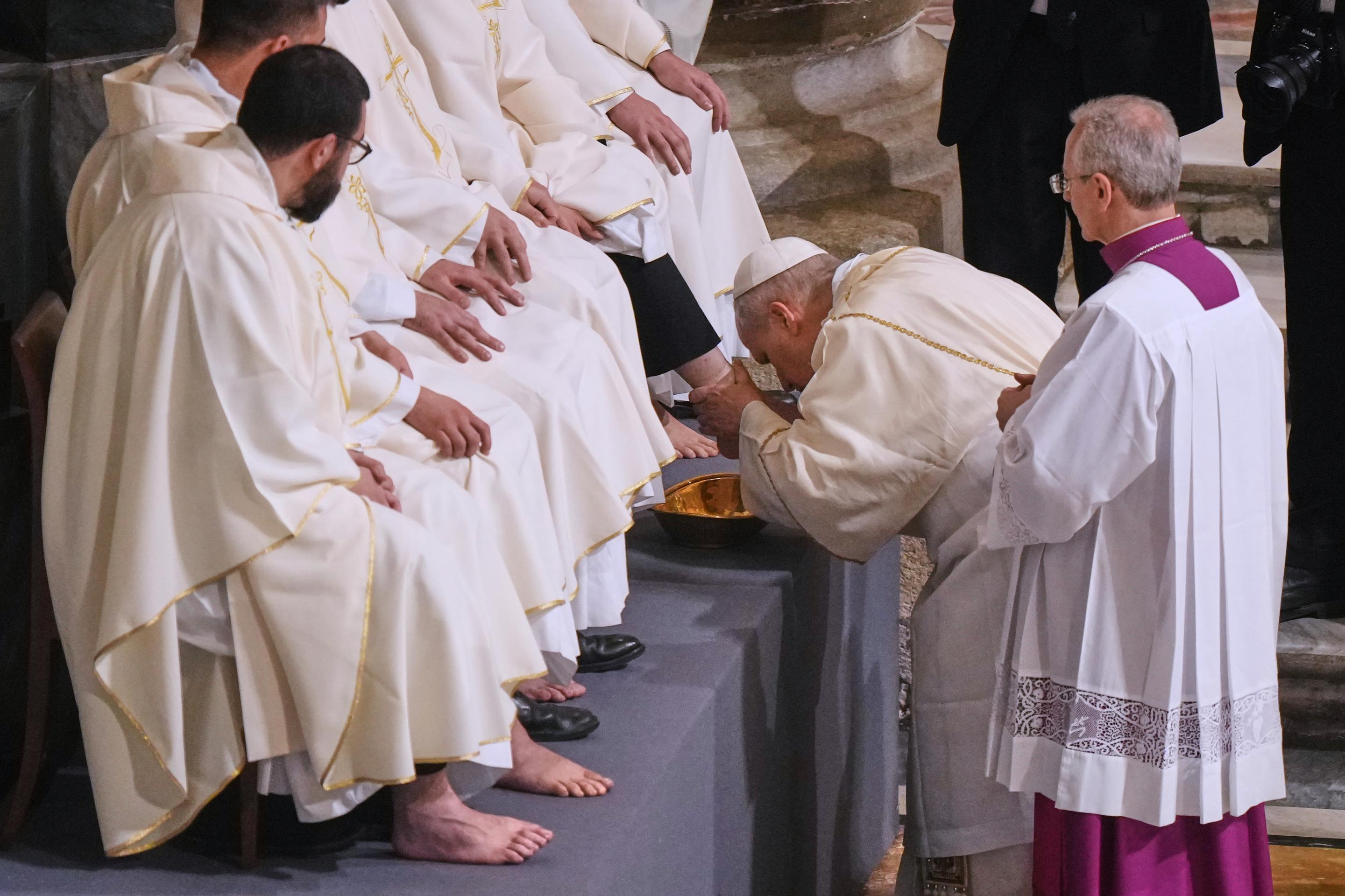 Pápež umyl nohy 12 kňazom