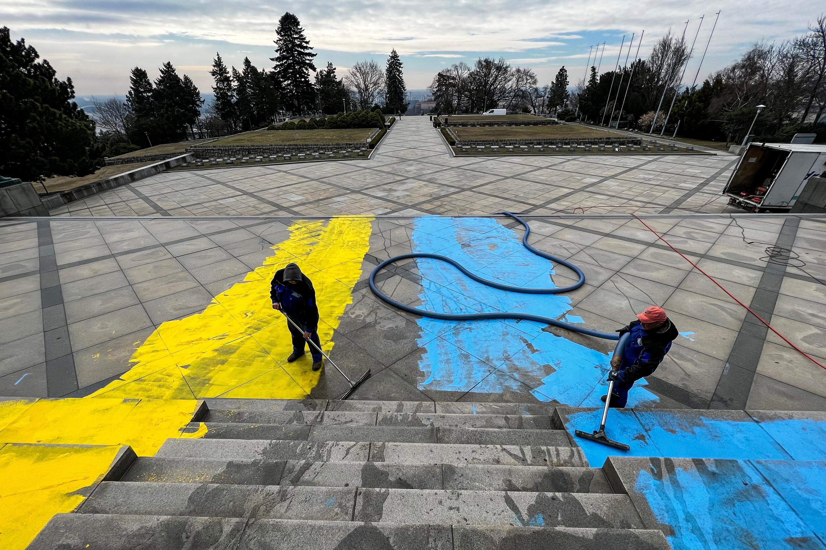 Čistenie pamätníka na Slavíne.