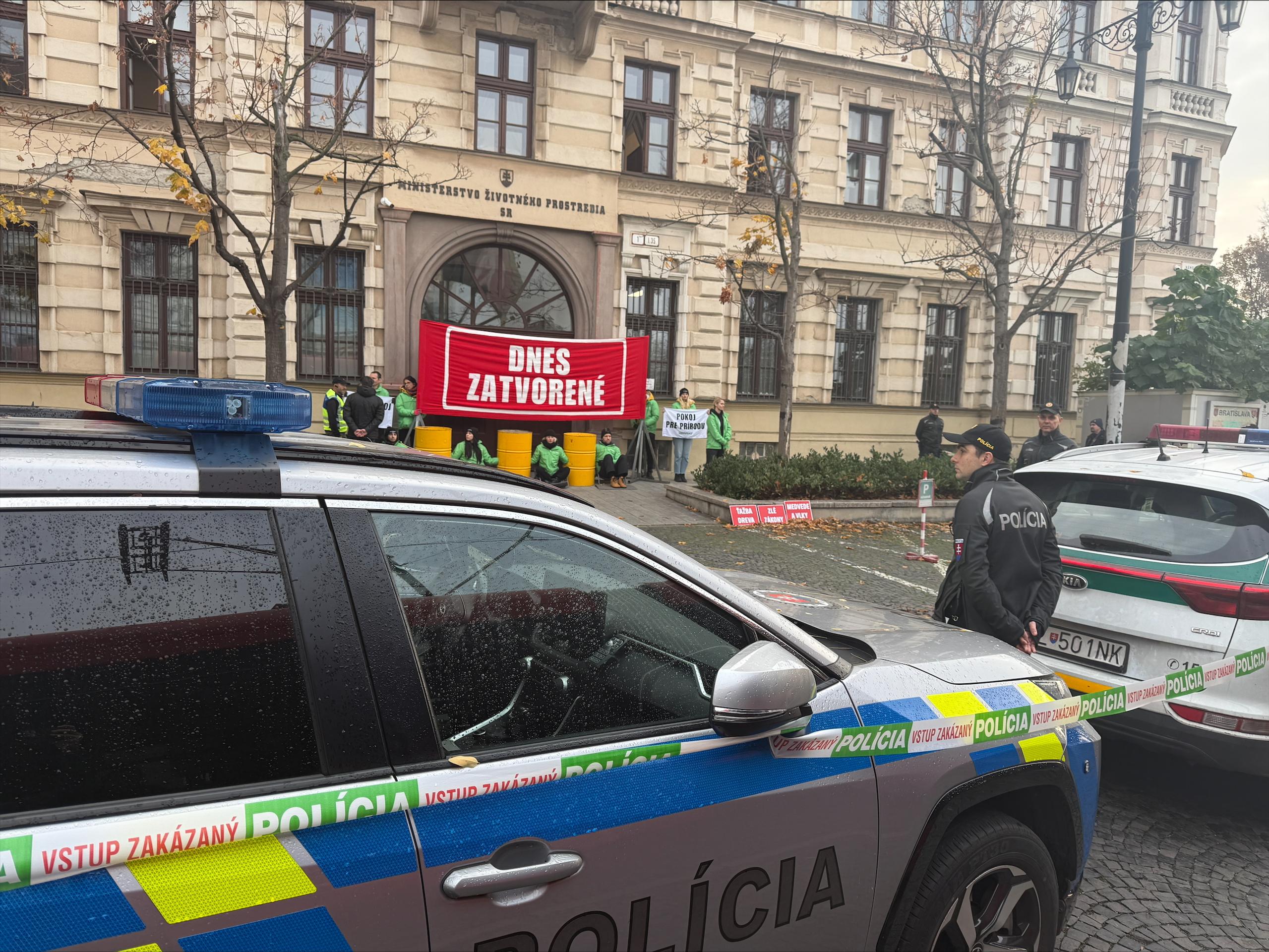 Na miesto dorazili policajti