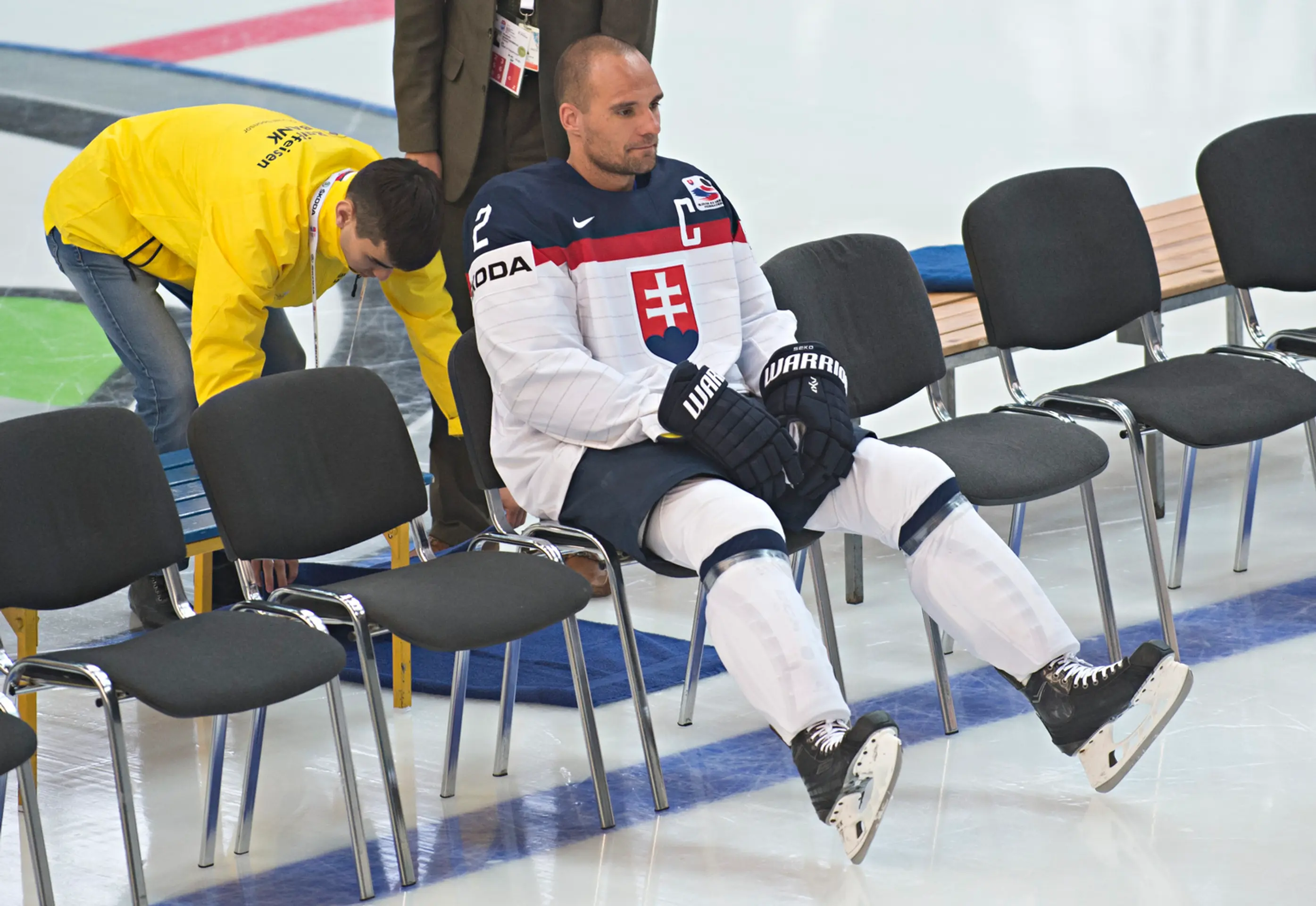 Kapitán Andrej Sekera si pri spoločnom fotení sadol ako prvý.