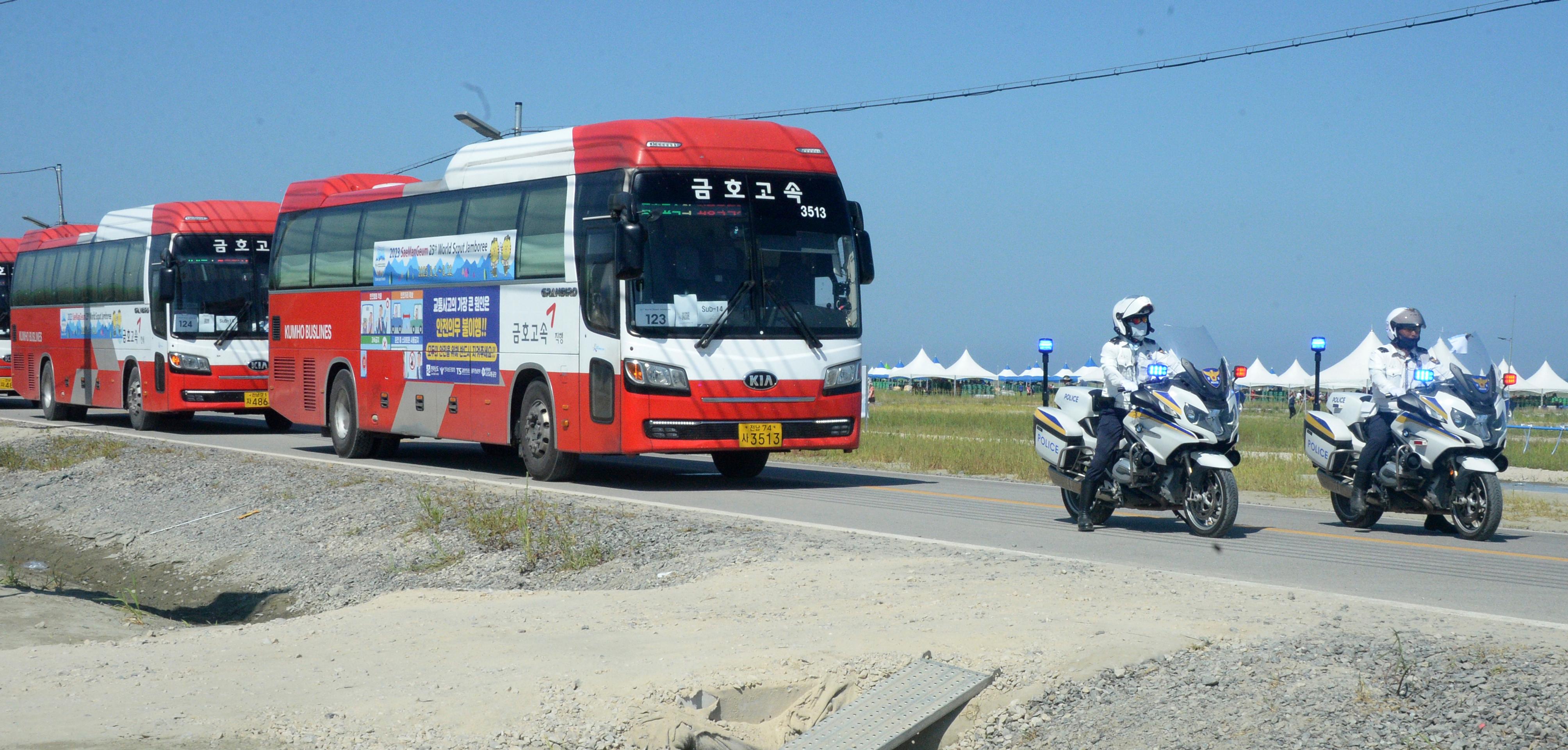 V Južnej Kórei evakuujú desiatky tisíc skautov z pobrežia pred príchodom tropickej búrky Khanun.