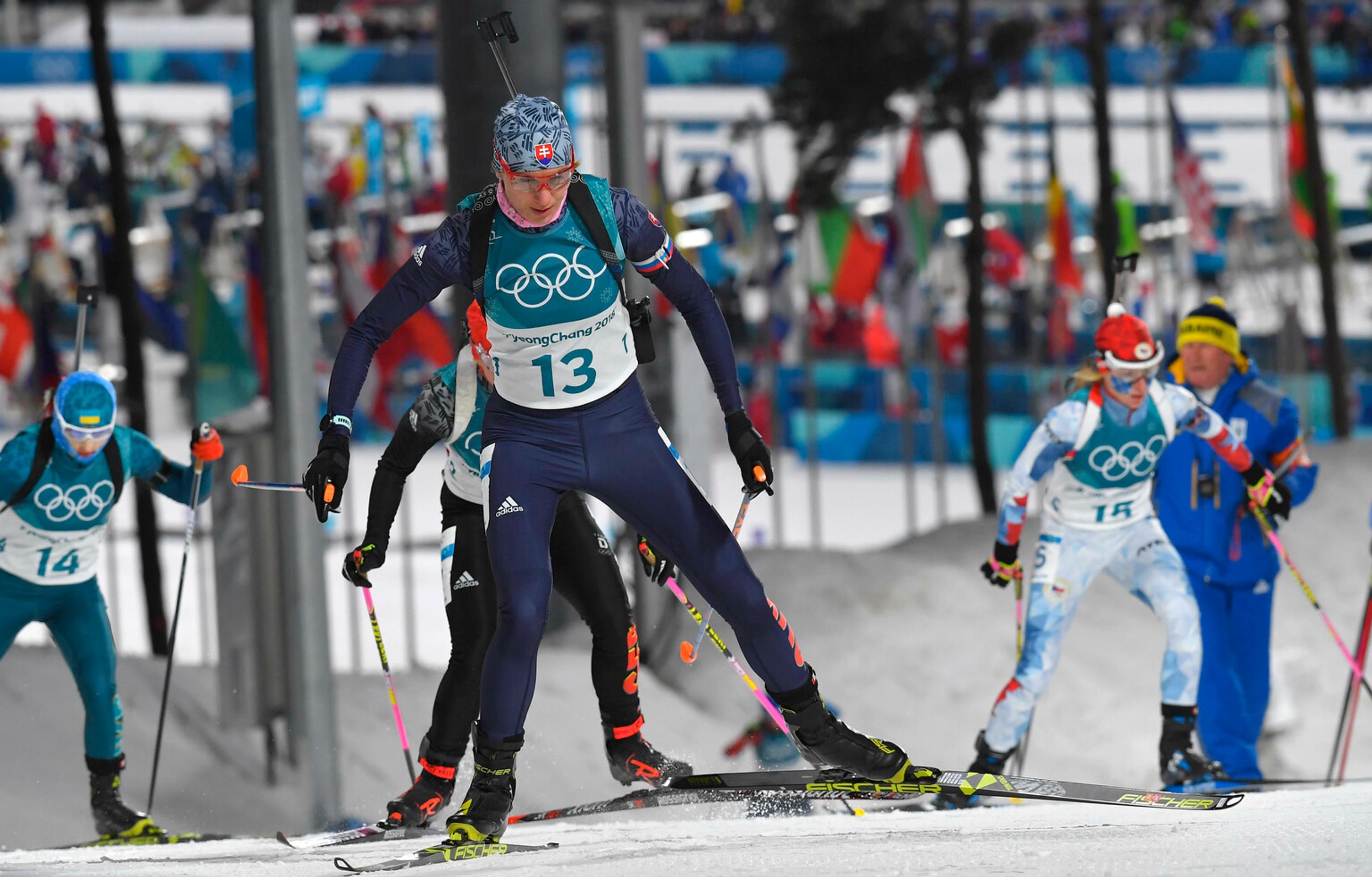 Slovenská biatlonistka Anastasia Kuzminová sa raduje v cieli zo zisku striebornej medaily.