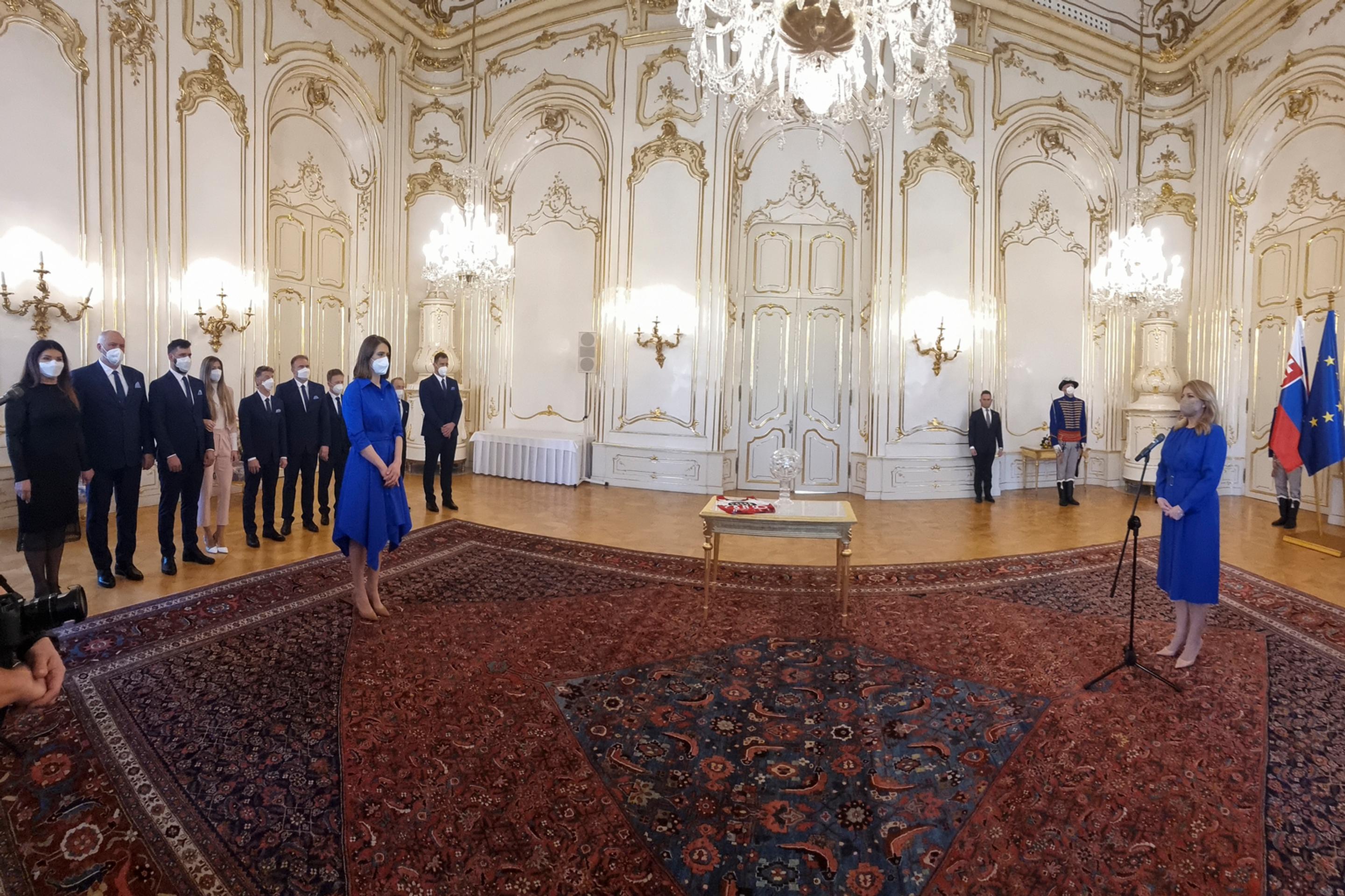 Na snímke vpravo prezidentka SR Zuzana Čaputová a vľavo Petra Vlhová.