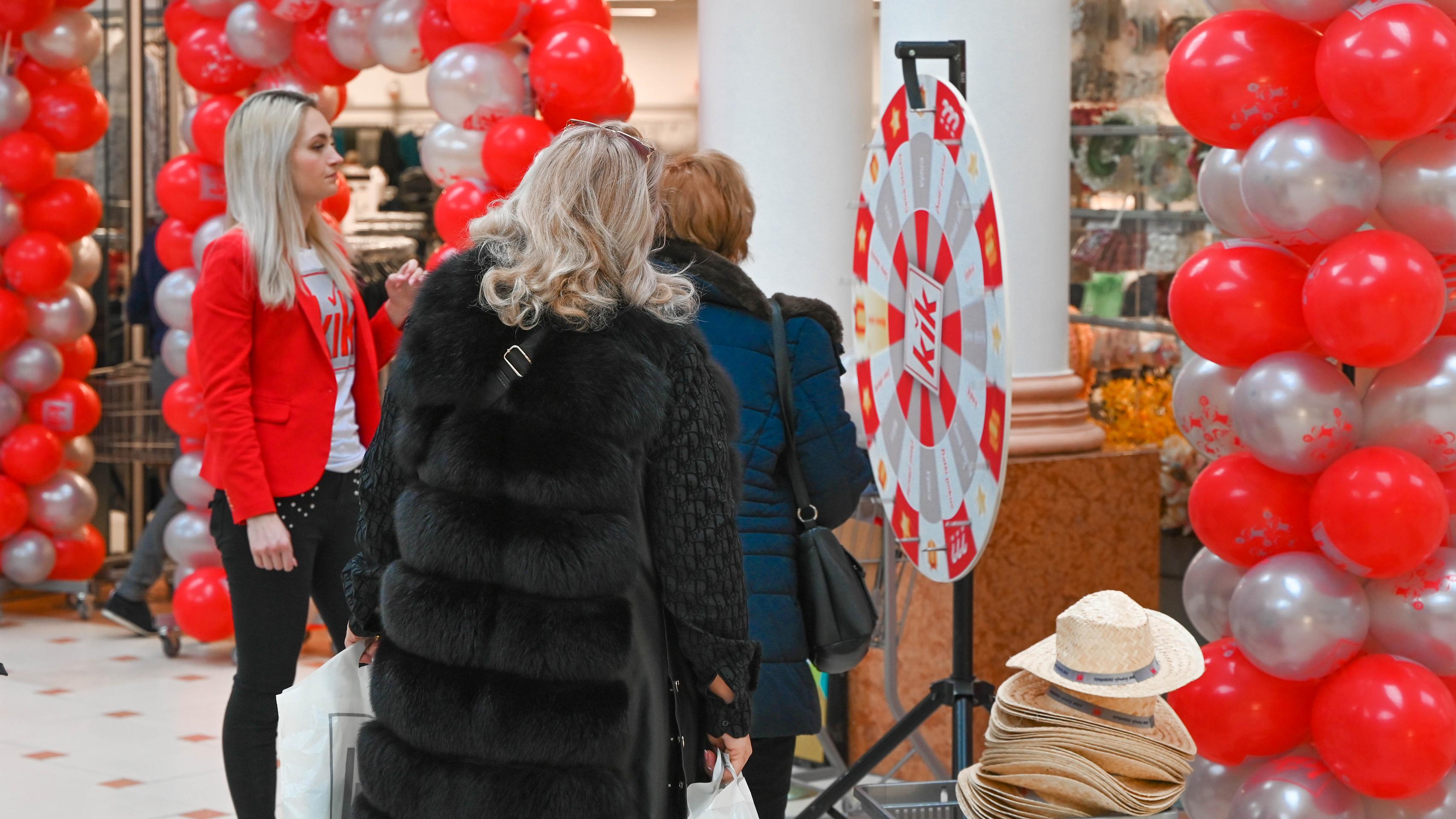 Priamy súboj superlacných obchodov