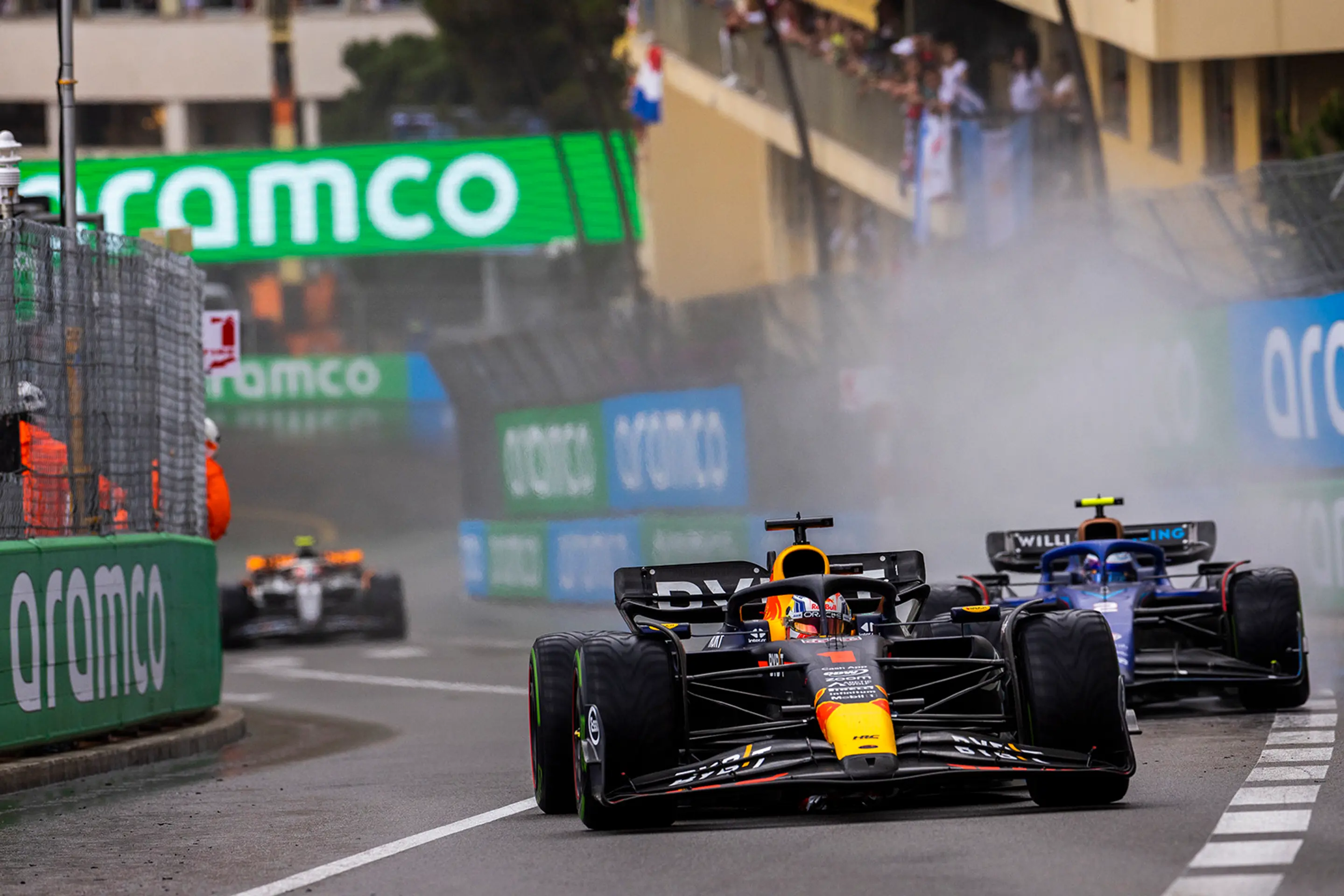 Max Verstappen počas pretekov v Monaku