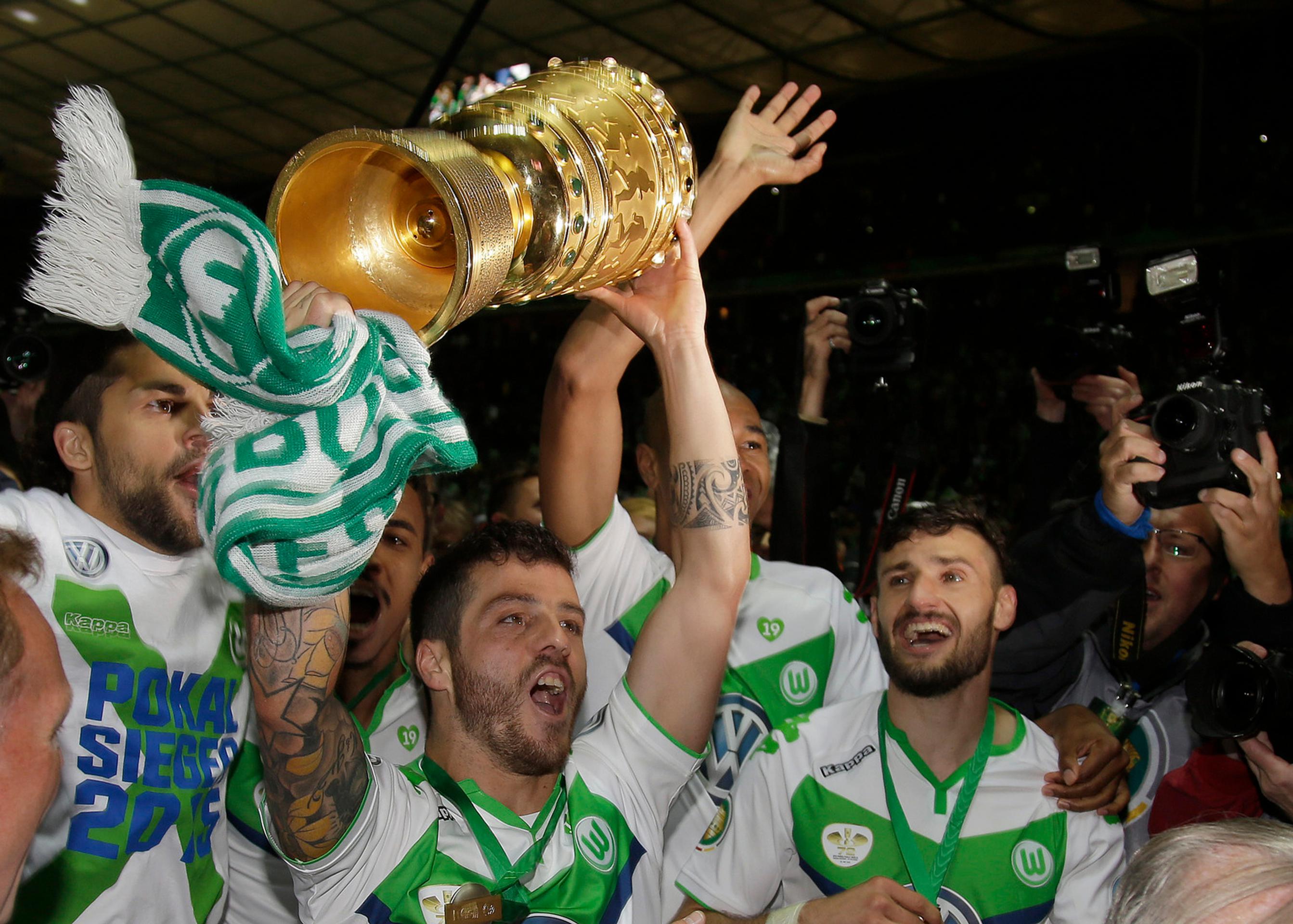 Nemecký pohár v rukách hráčov Wolfsburgu.
