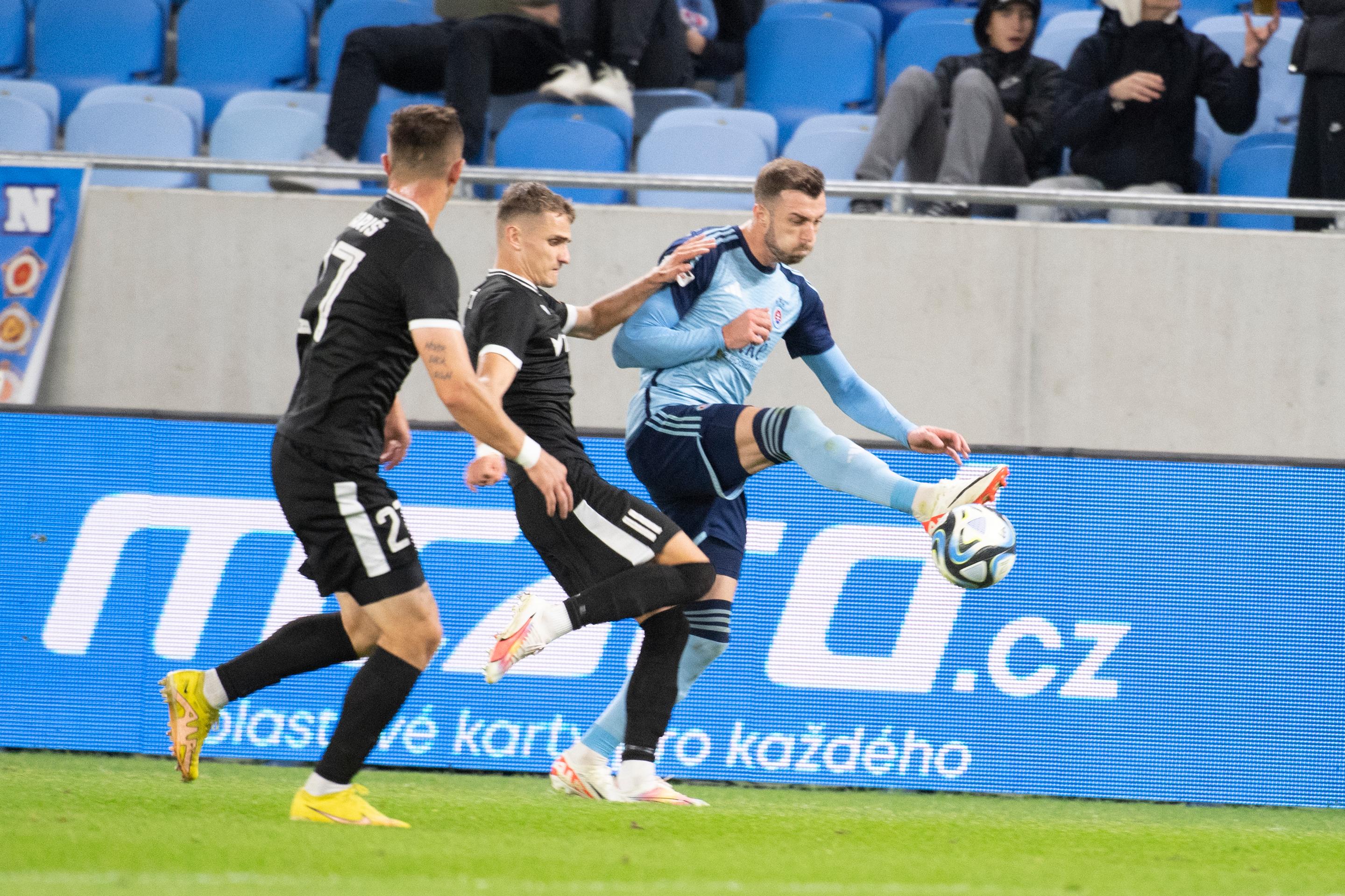 Sprava Aleksandar Čavrič (Slovan), Matúš Kmeť a Hilary Gong (obaja Trenčín) v 10. kole Niké ligy.