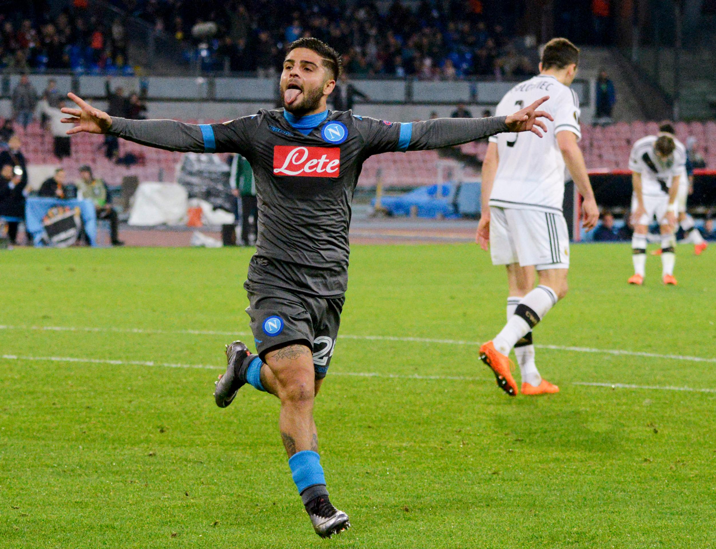 Na snímke hráč Neapola Lorenzo Insigne oslavuje gól