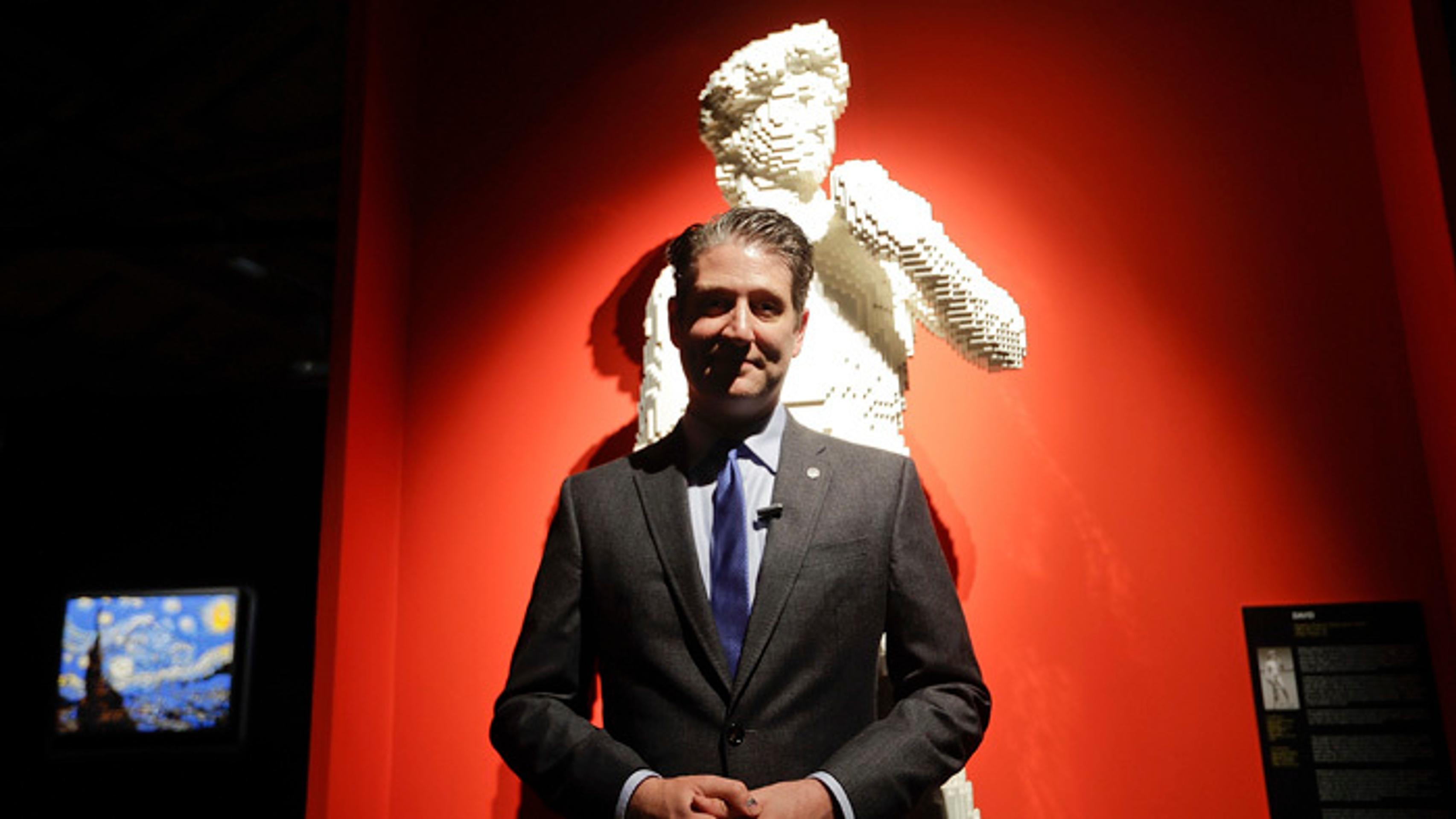 Americký umelec Nathan Sawaya s replikou Michelangelovho David z lega.