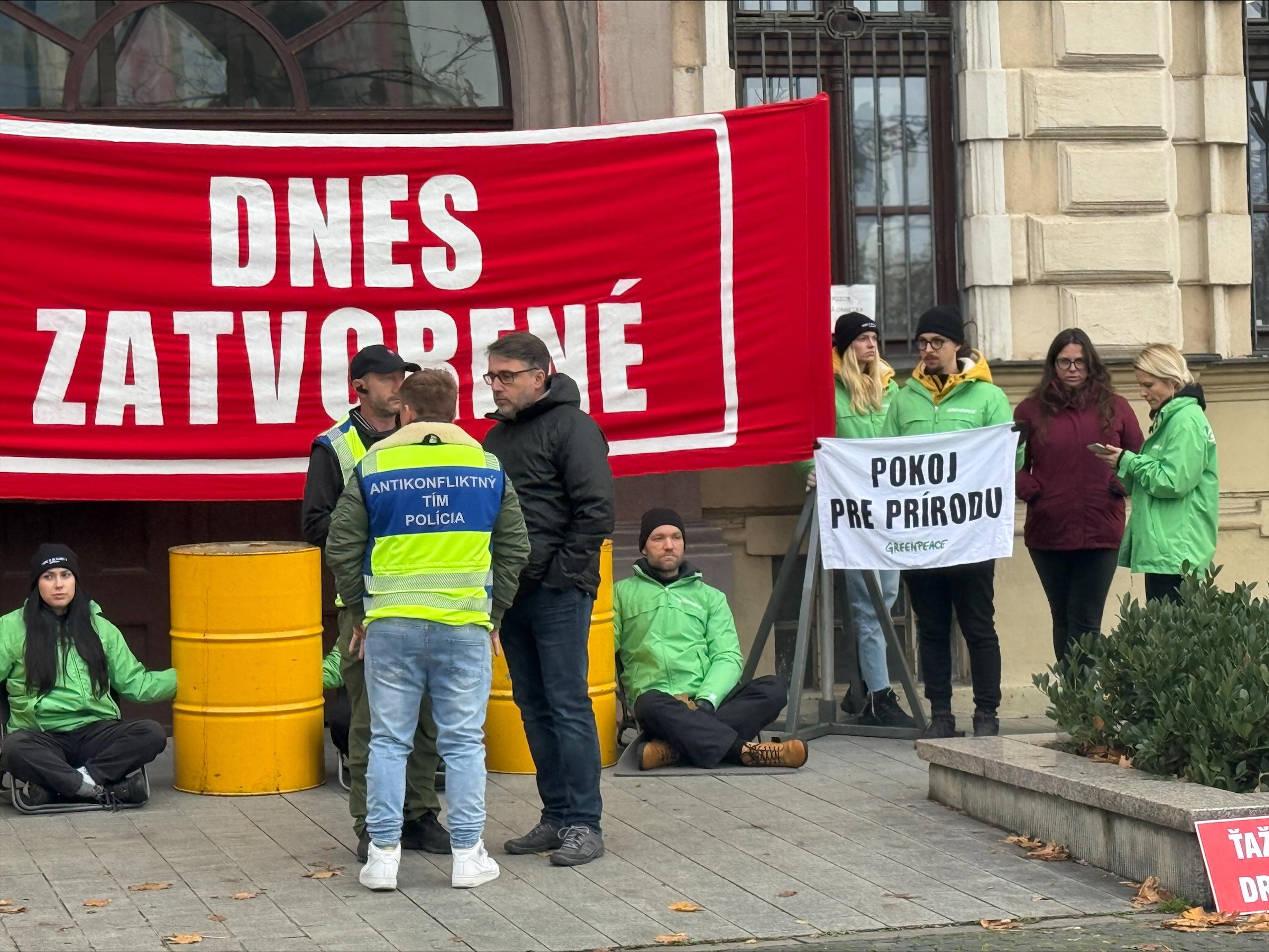 Povolali aj antikonfliktný tím 