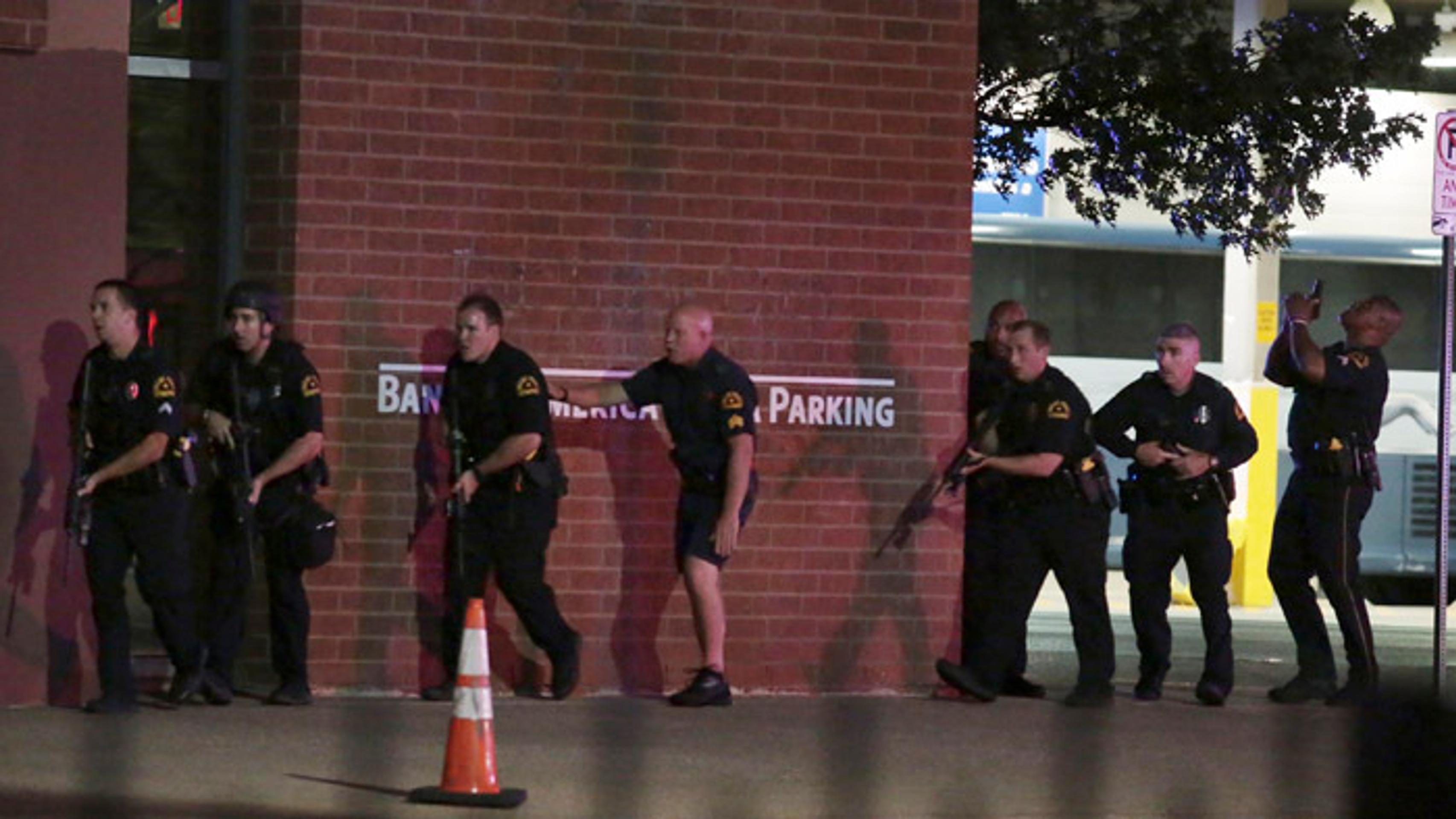 Snajperi strieľali po policajtoch.